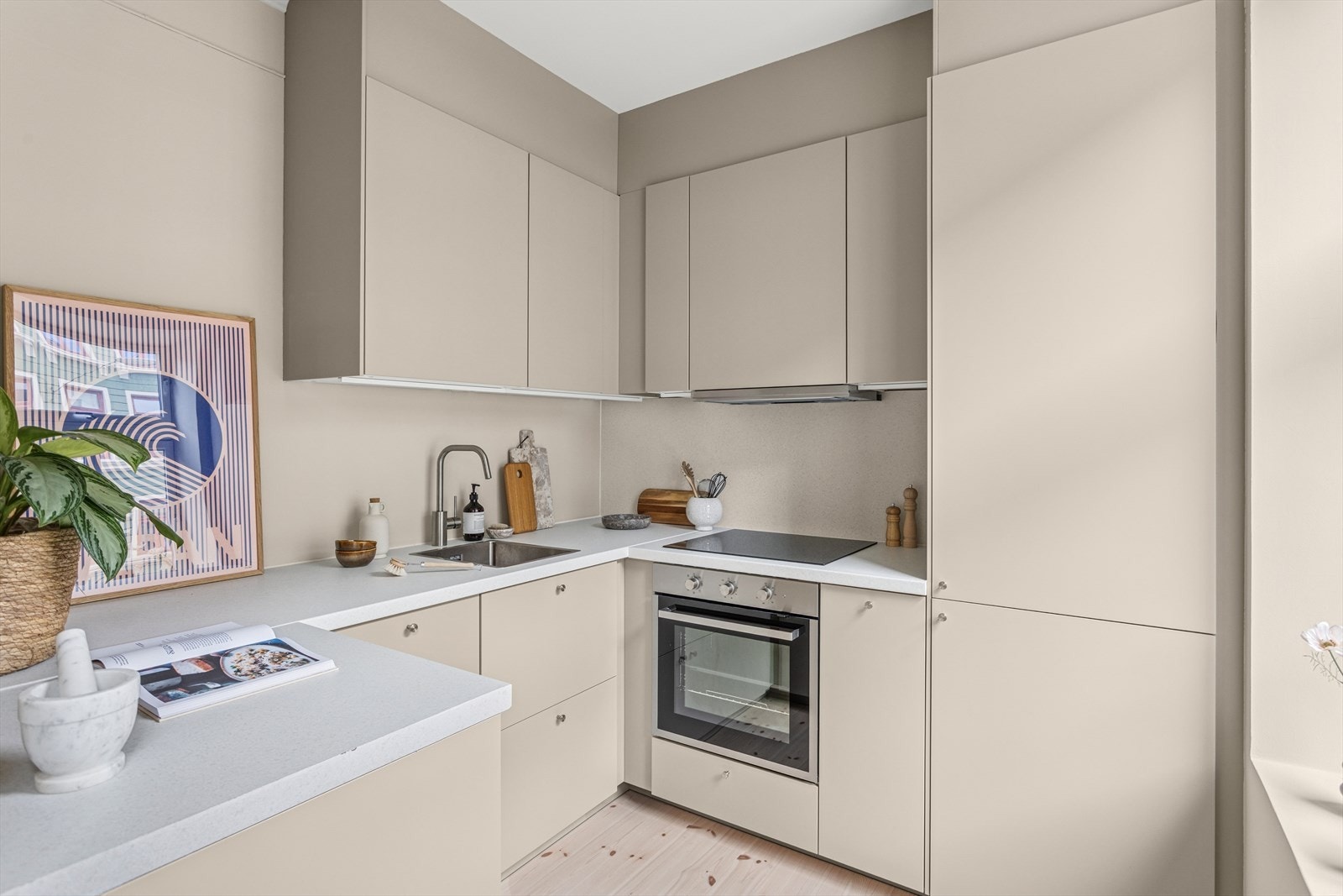 Det er nytt kjøl/fryseskap, oppvaskmaskin, platetopp og stekeovn hvor alt medfølger. Galleribilde