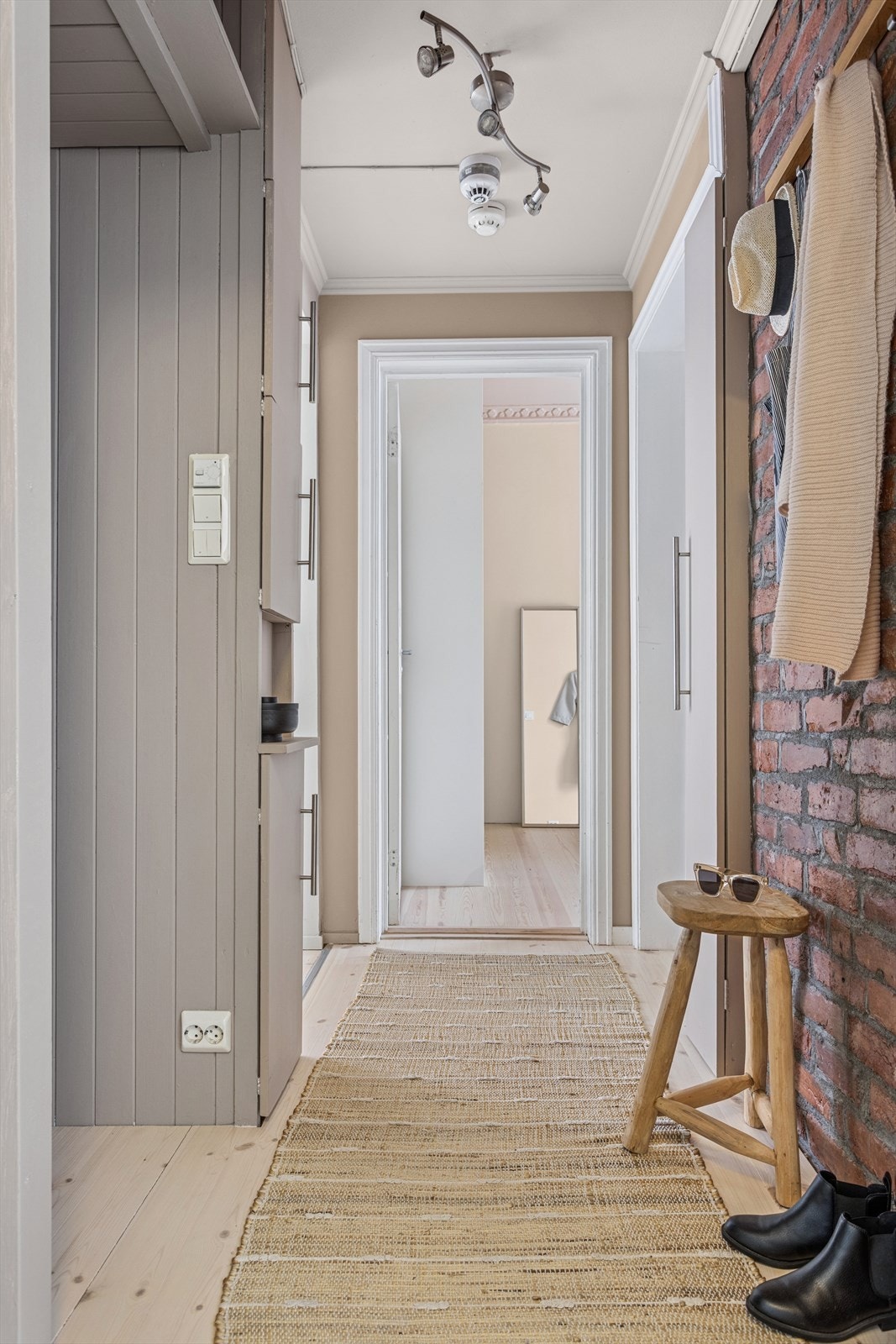 Det er integrerte skap og nisje til å henge fra seg yttertøyet i gangen. Galleribilde