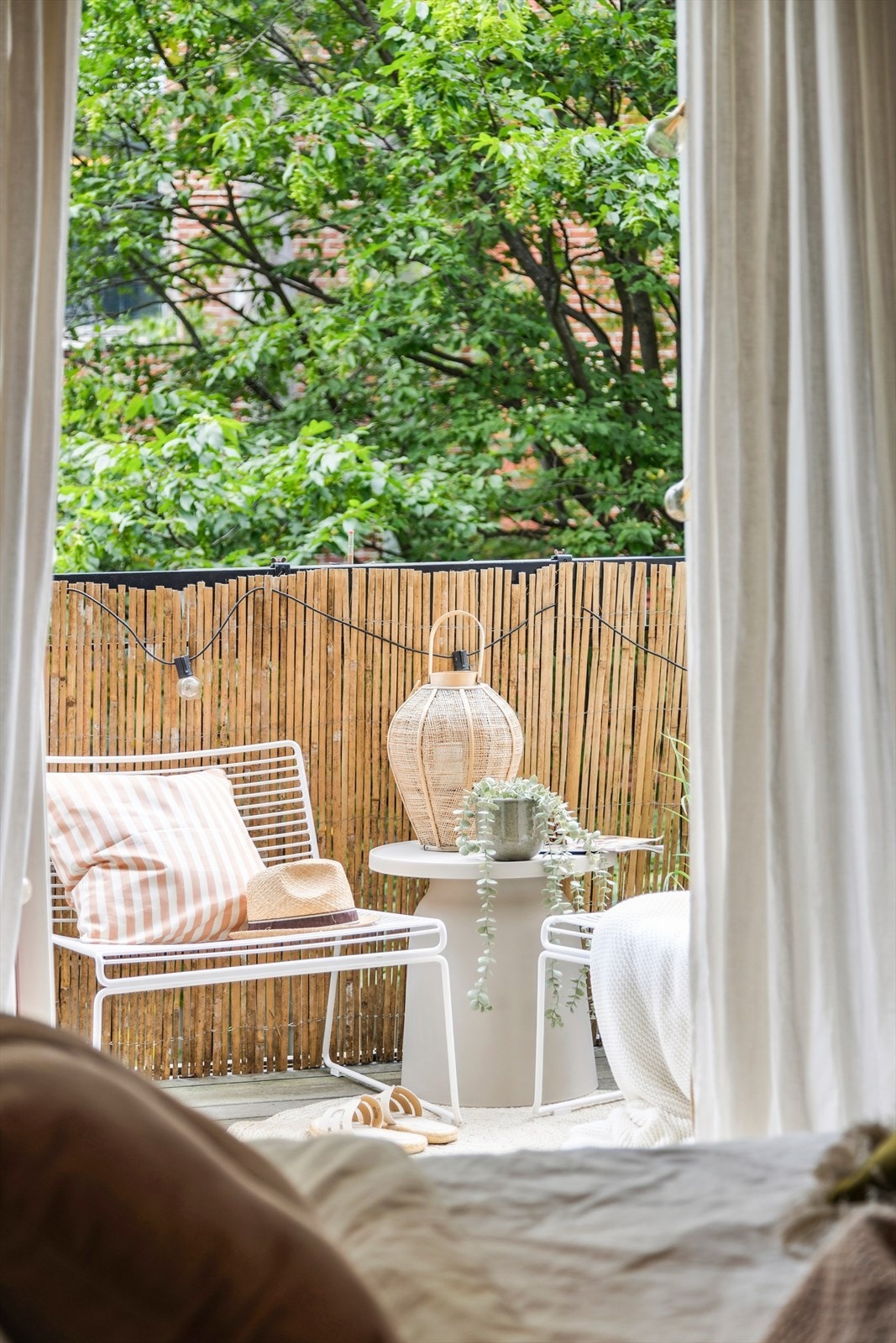 Detalj. Start dagen din her ute med morgenkaffen på sommerstid. Galleribilde