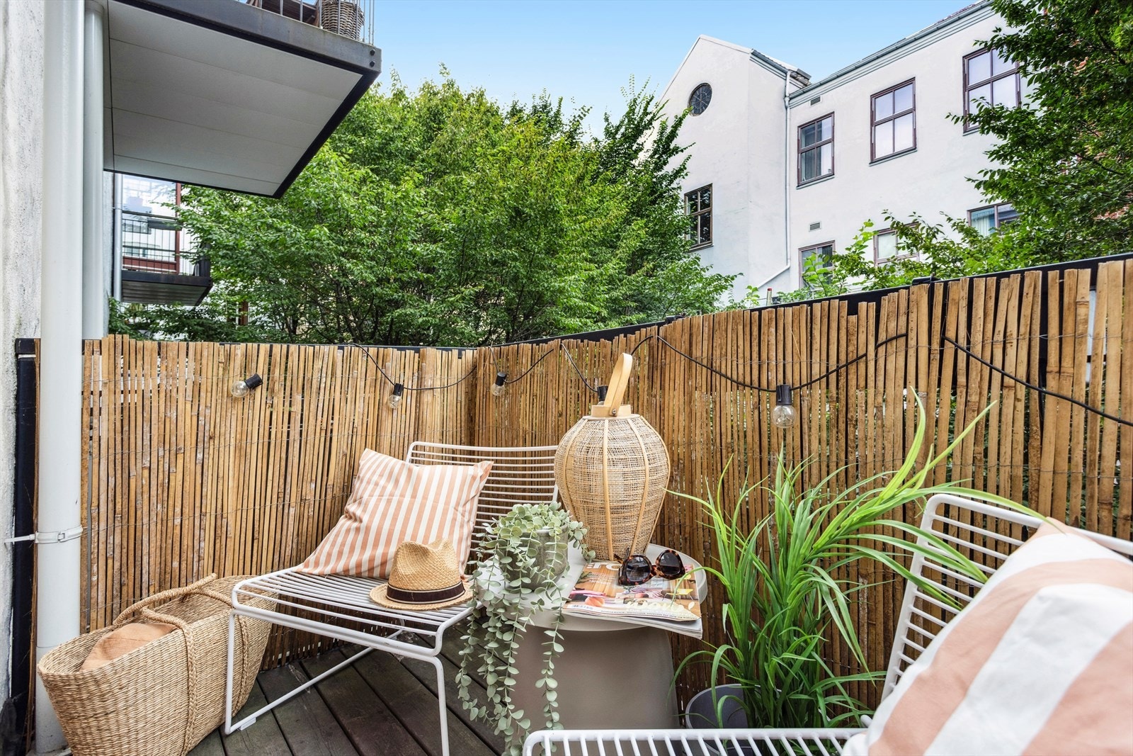 Det er plass til hyggelig ute møblement på balkongen. Galleribilde