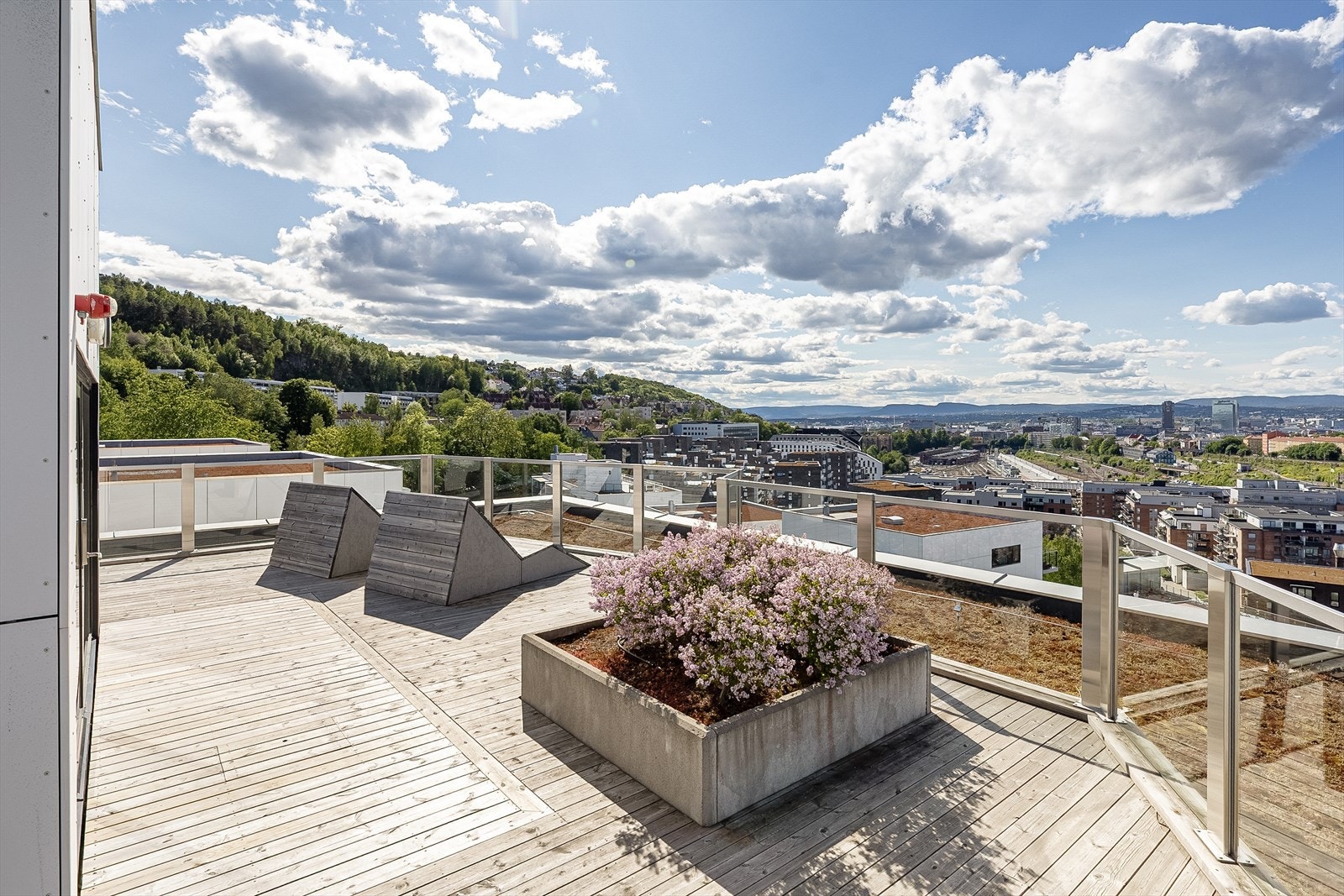 Borettslaget har tre felles takterrasser tilgjengelig for alle beboerne. Galleribilde