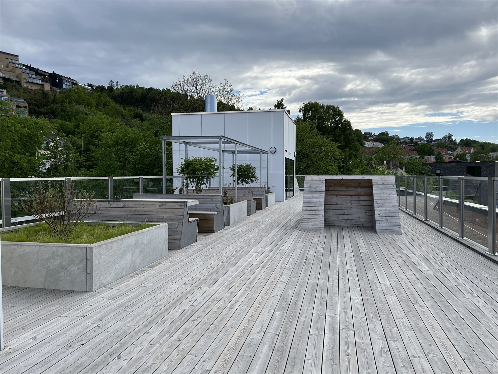 Her er en den største takterrassen. Her er det etablert sittegrupper og solsenger, samt hyggelig beplantning. Galleribilde