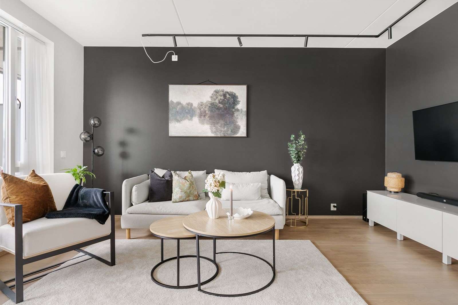 I stuen er det naturlig plass til stor sofa, sofabord og TV-benk. Galleribilde
