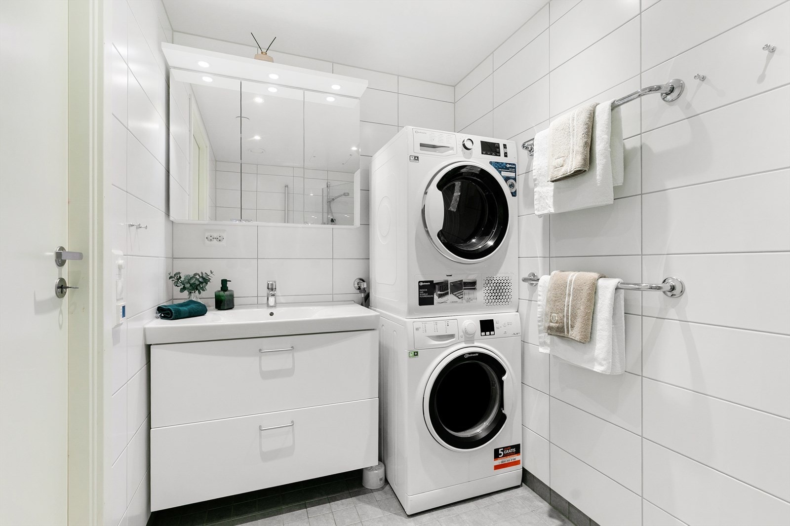 Badet framstår stilrent og delikat med alt dere trenger! Galleribilde