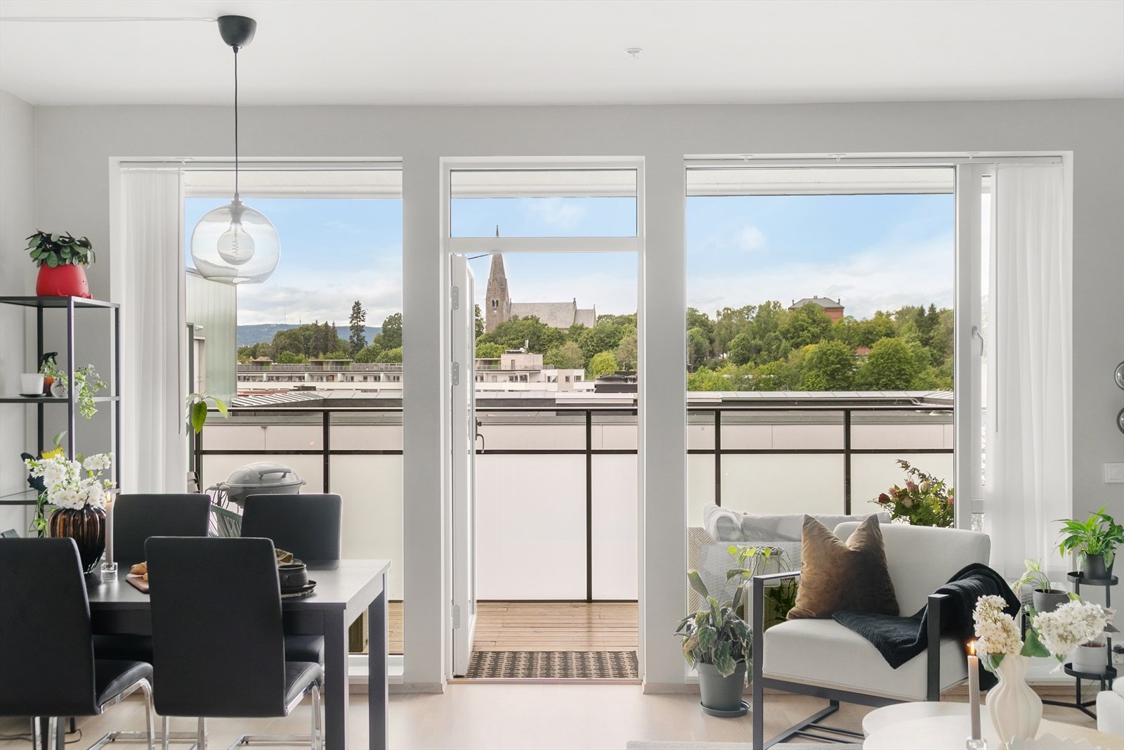 Velkommen til Ingeniørveien 20! Her får dere et lyst, moderne i innbydende hjem med skjermet, grønn beliggenhet. Ta med dere flyttelasset og flytt rett inn! Galleribilde