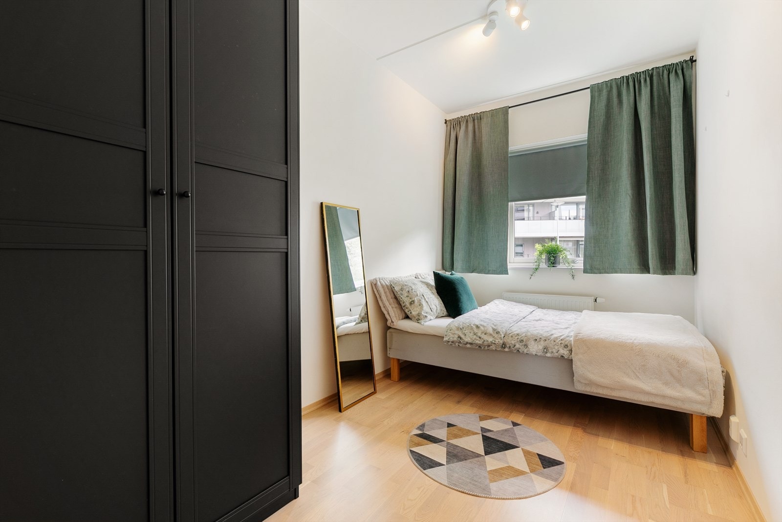 Vegg i vegg med hovedsoverommet ligger et innbydende barnerom/gjesterom. Rommet er av god størrelse og kan enkelt møbleres etter egne ønsker og behov. Garderobe for oppbevaring. Galleribilde