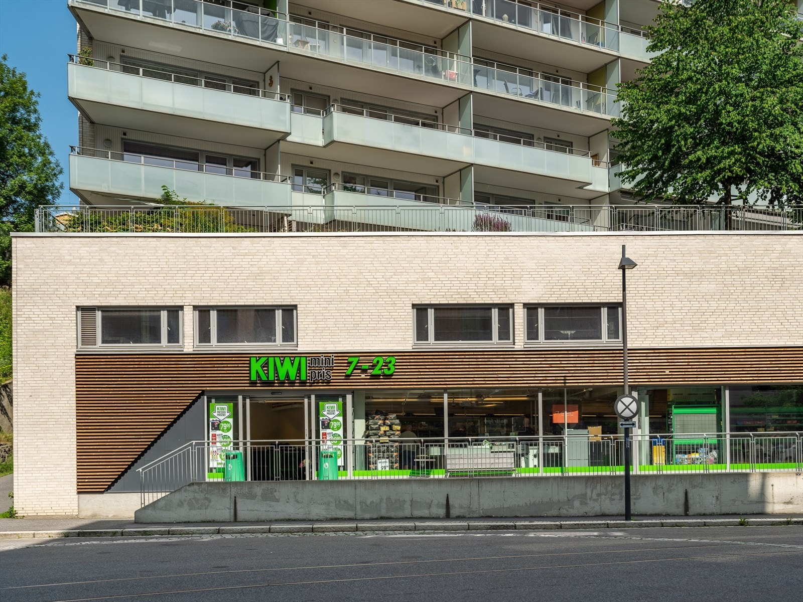 Kun 5 minutters gange fra leiligheten ligger KIWI. Her kan dagligvarehandelen enkelt gjennomføres. Galleribilde