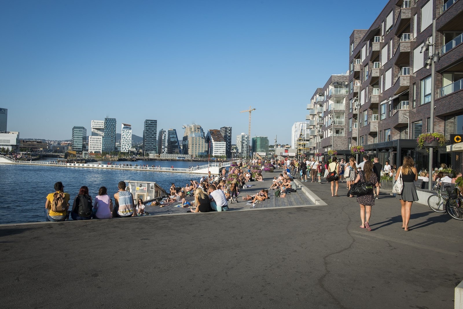 Det er mye spennende som skjer i Bjørvika! Her finner dere mange fine spisesteder og butikker, samt flere badeplasser. Galleribilde