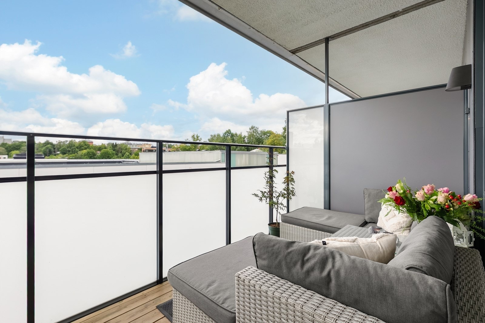 Balkongen er på hele 11 m² med god plass til sittegruppe, grill og blomsterkasser. Galleribilde