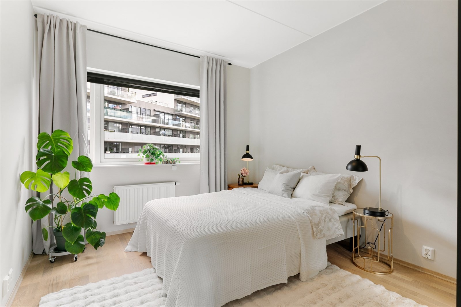 Boligens hovedsoverommet er lunt og innbydende med god plass til stor dobbeltseng, nattbord og garderobeskap. Galleribilde