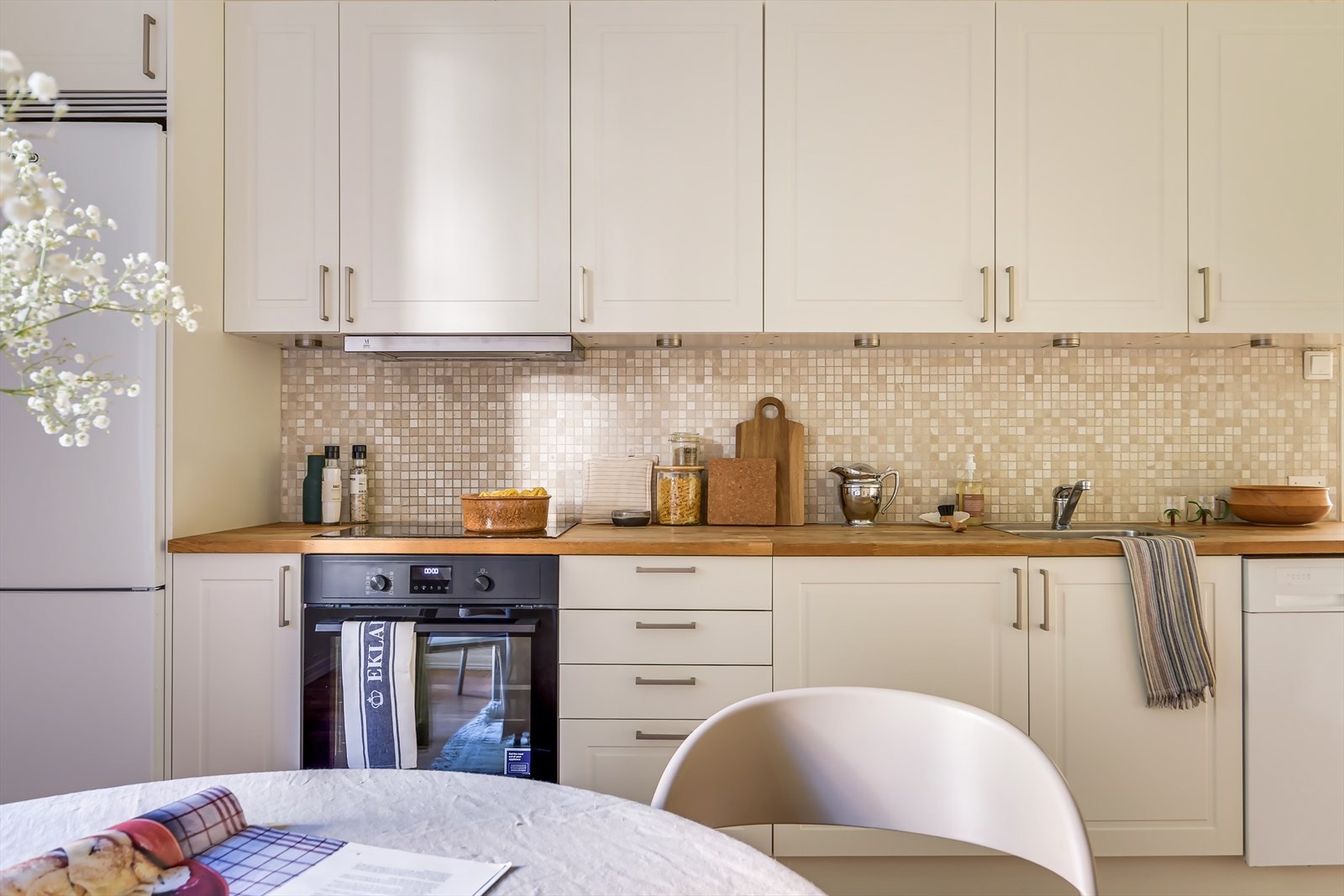 Kjøkkenet er utstyrt med integrerte hvitevarer som stekeovn og platetopp, samt plass til frittstående oppvaskmaskin og kjøl/fryseskap Galleribilde