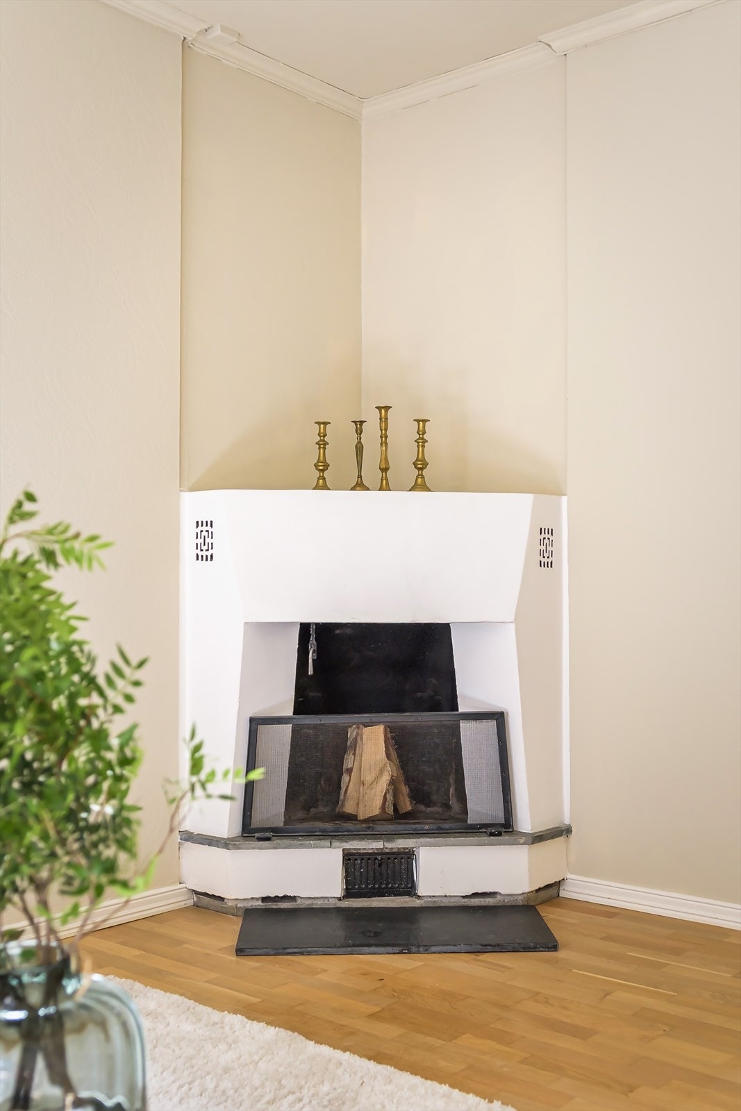 Midtpunktet i rommet er en flott peis som ikke bare gir ekstra varme, men også skaper en lun og koselig stemning Galleribilde