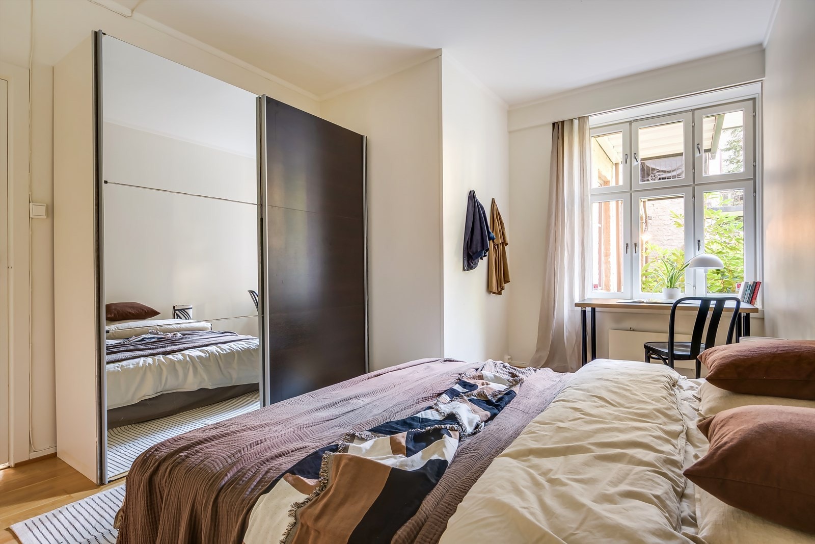 Beroligende fargetoner og en rolig atmosfære gjør dette til et soverom hvor du virkelig kan senke skuldrene og sove godt Galleribilde