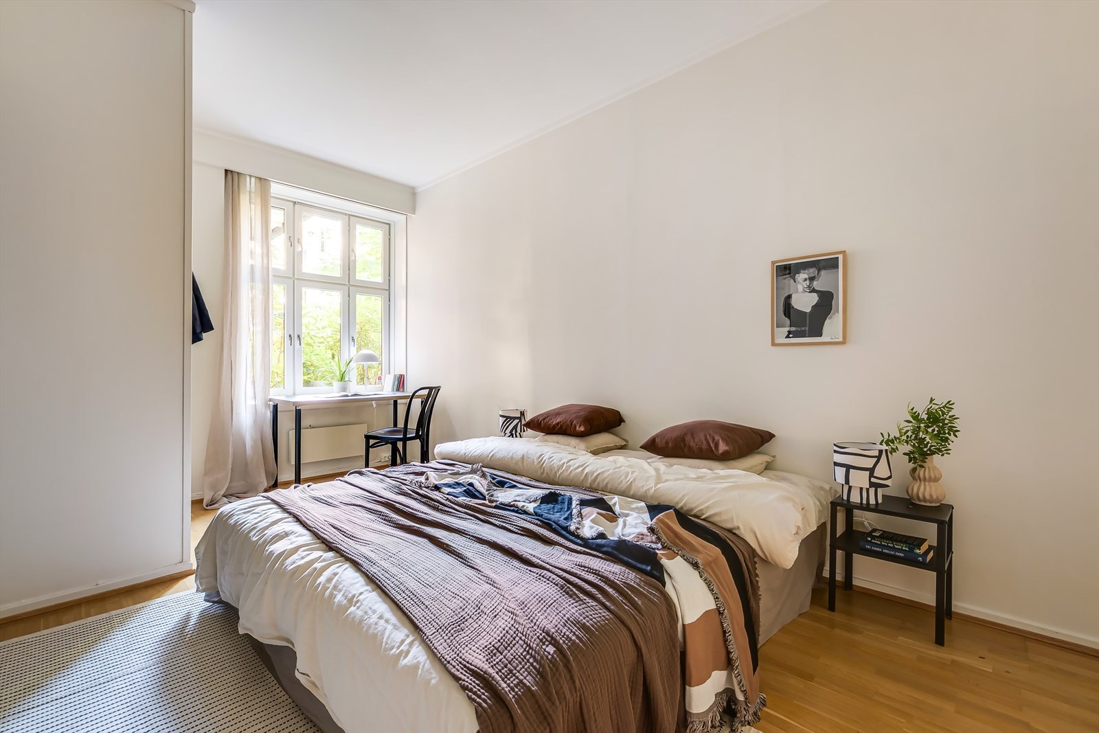 Stort og innbydende hovedsoverom med plass til dobbeltseng og garderobeskap Galleribilde