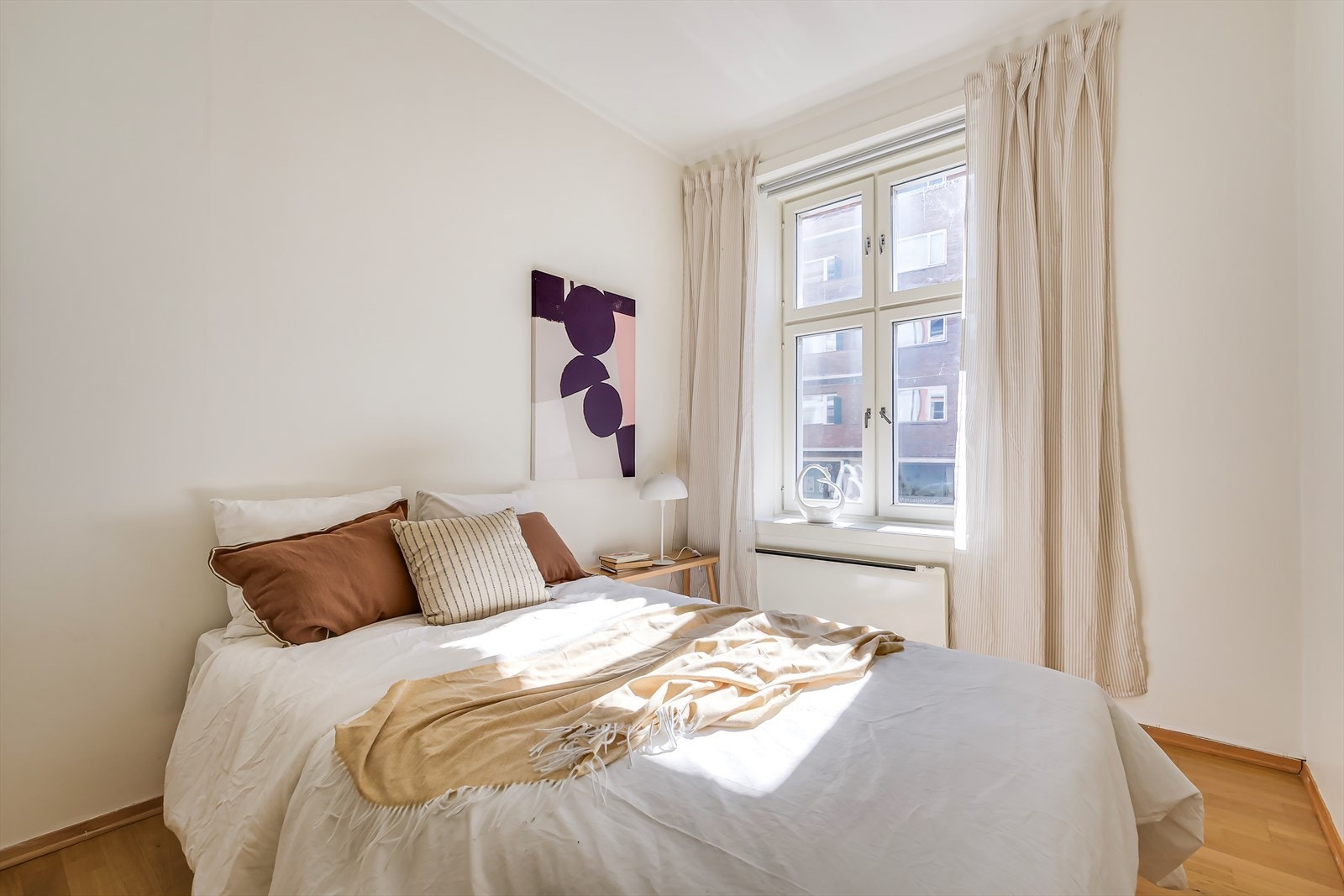 Det er god plass til dobbeltseng og garderobeløsning Galleribilde