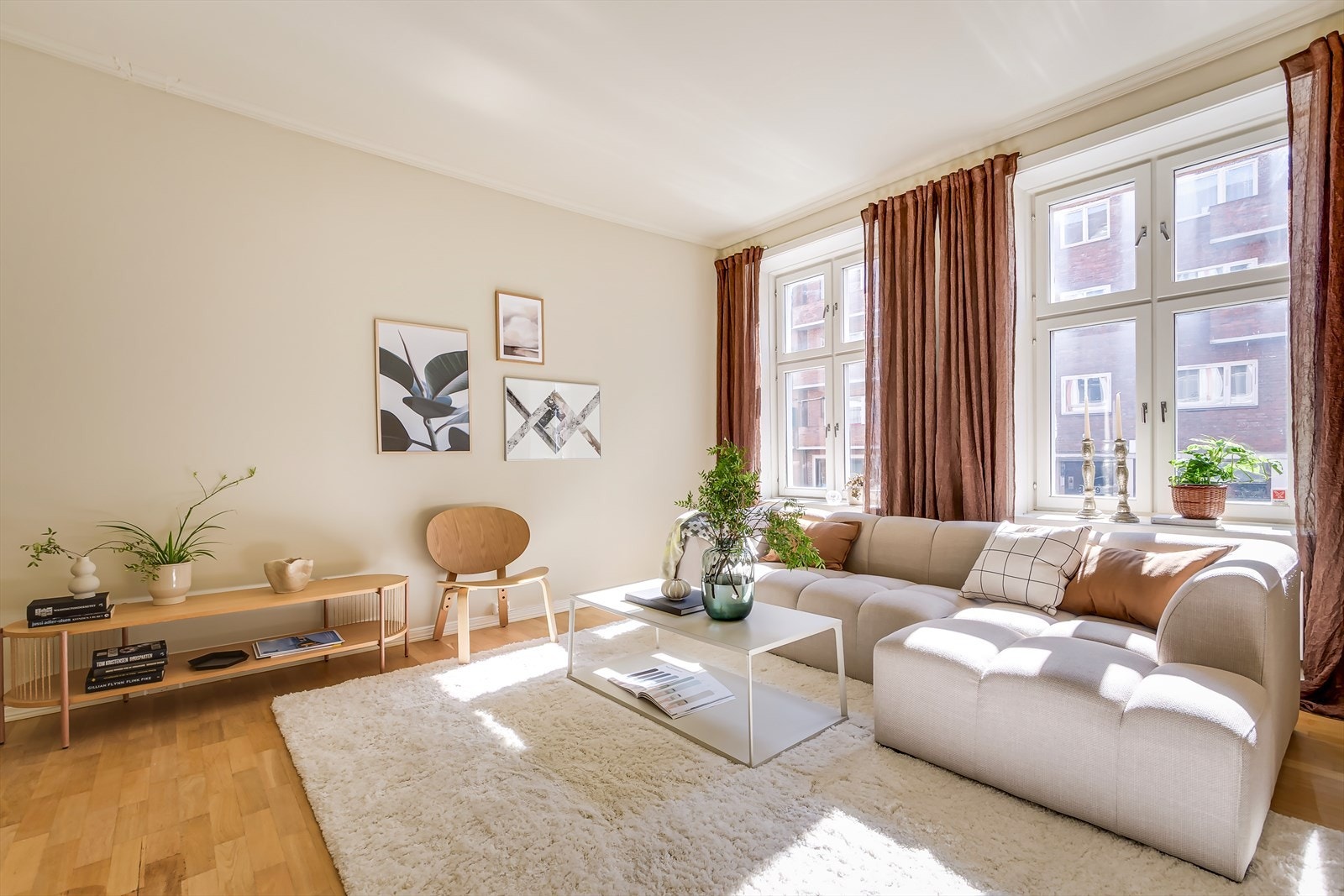 Stuen er et lyst og trivelig oppholdsrom med store vindusflater som slipper inn rikelig med dagslys Galleribilde