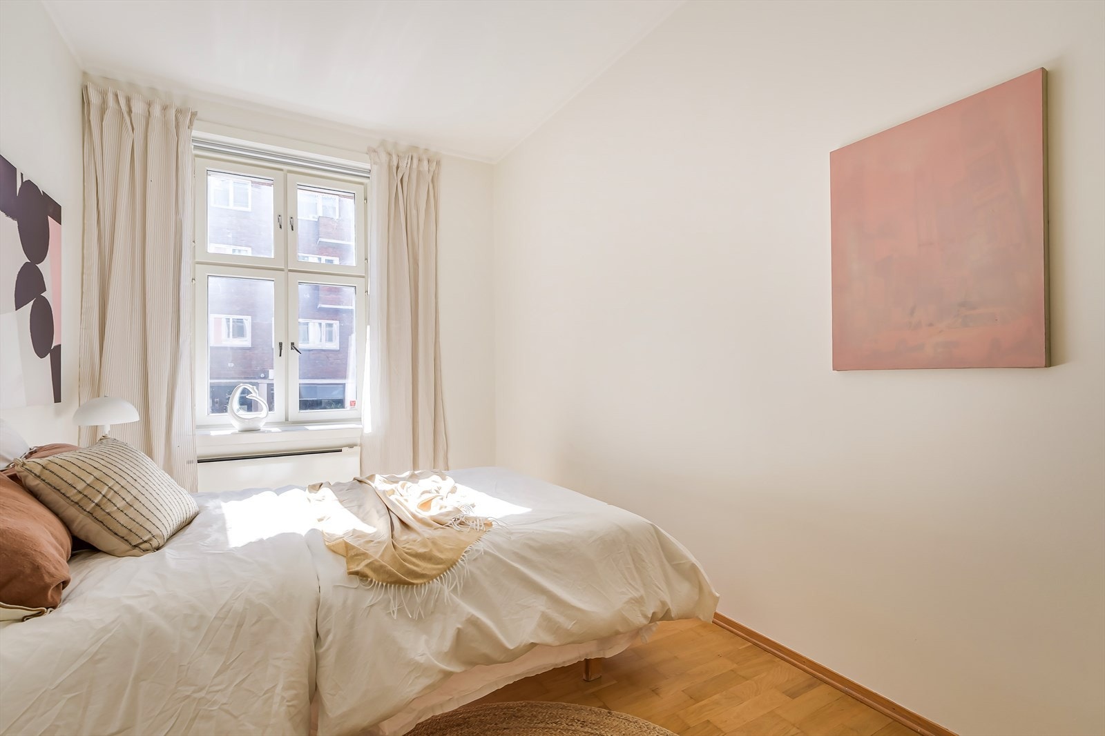 Den nøytrale stilen gjør det enkelt å tilpasse etter behov, enten man trenger gjesteværelse, barnerom eller kontor Galleribilde