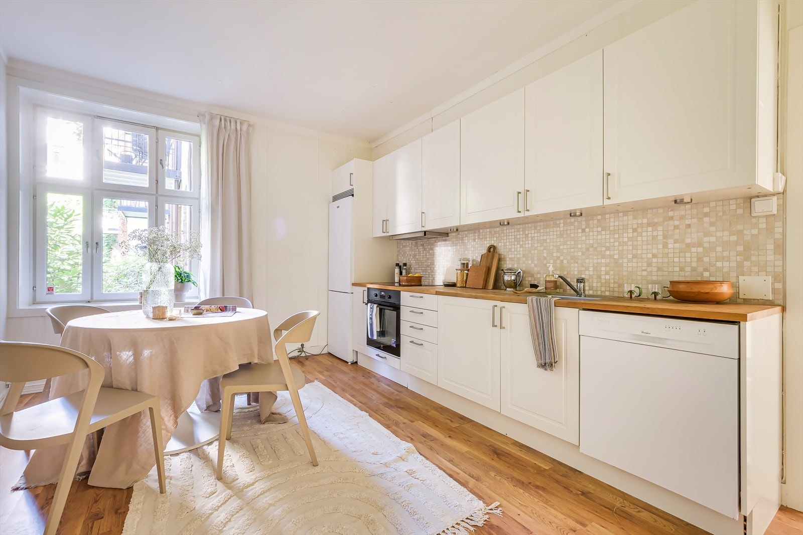 Separat kjøkken som byr på godt med benke- og skapplass Galleribilde