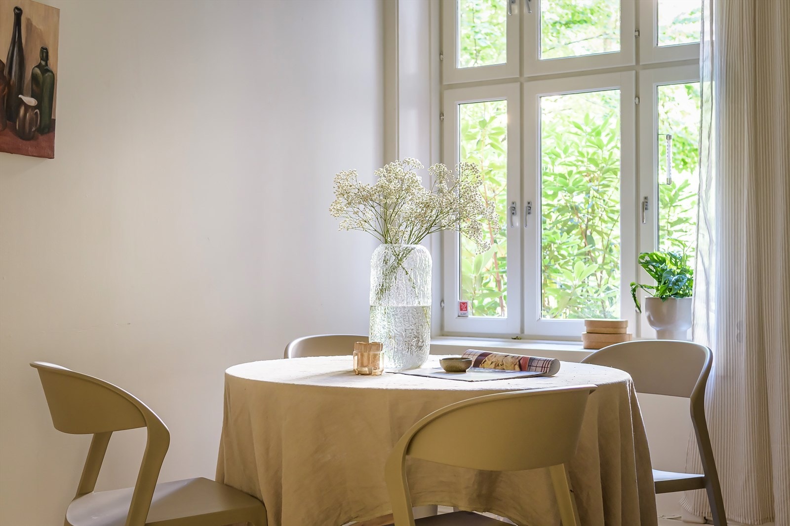 Kjøkkenet vender ut mot en rolig og lukket bakgård Galleribilde