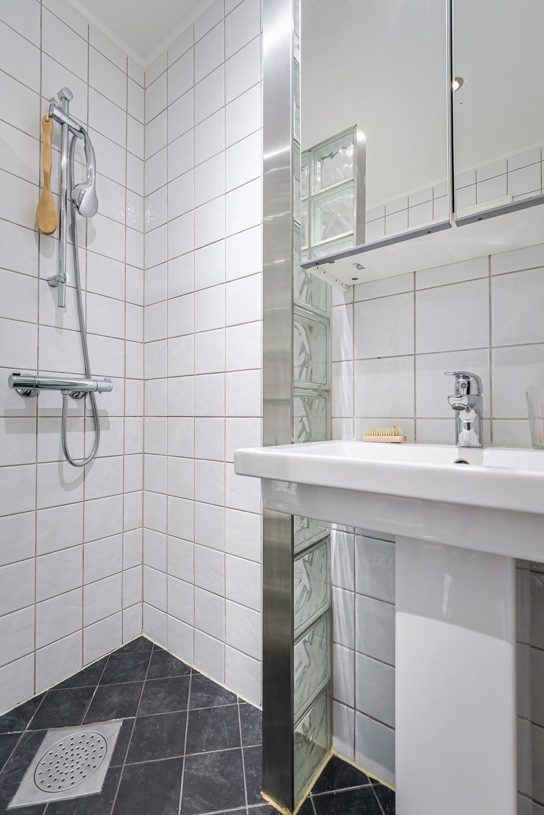 Selger har mottatt tilbud på montering og nye dusjdører, som ligger vedlagt i salgsoppgaven Galleribilde