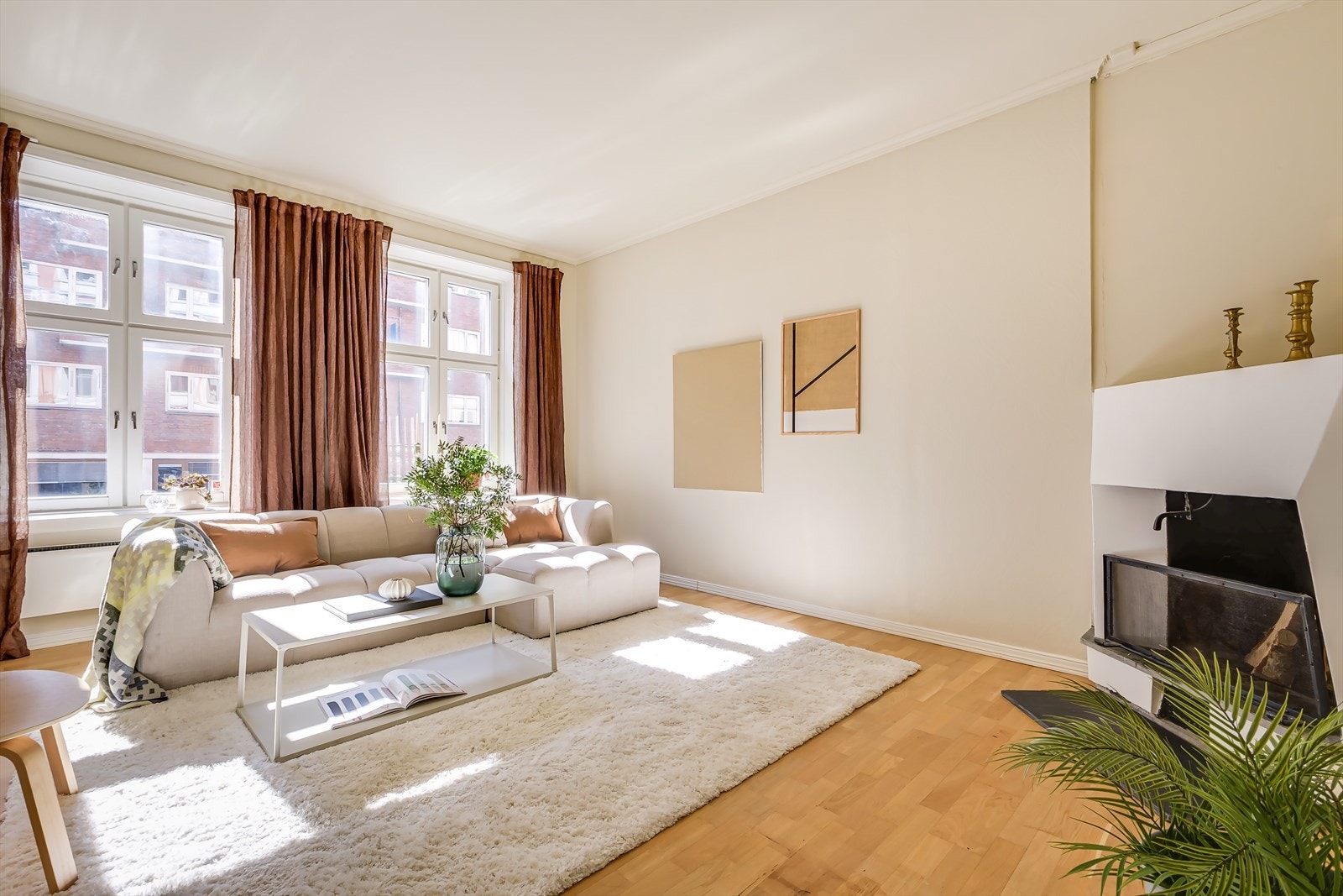 Leiligheten ligger i en klassisk bygård med store vindusflater og god takhøyde på 2,7 meter Galleribilde