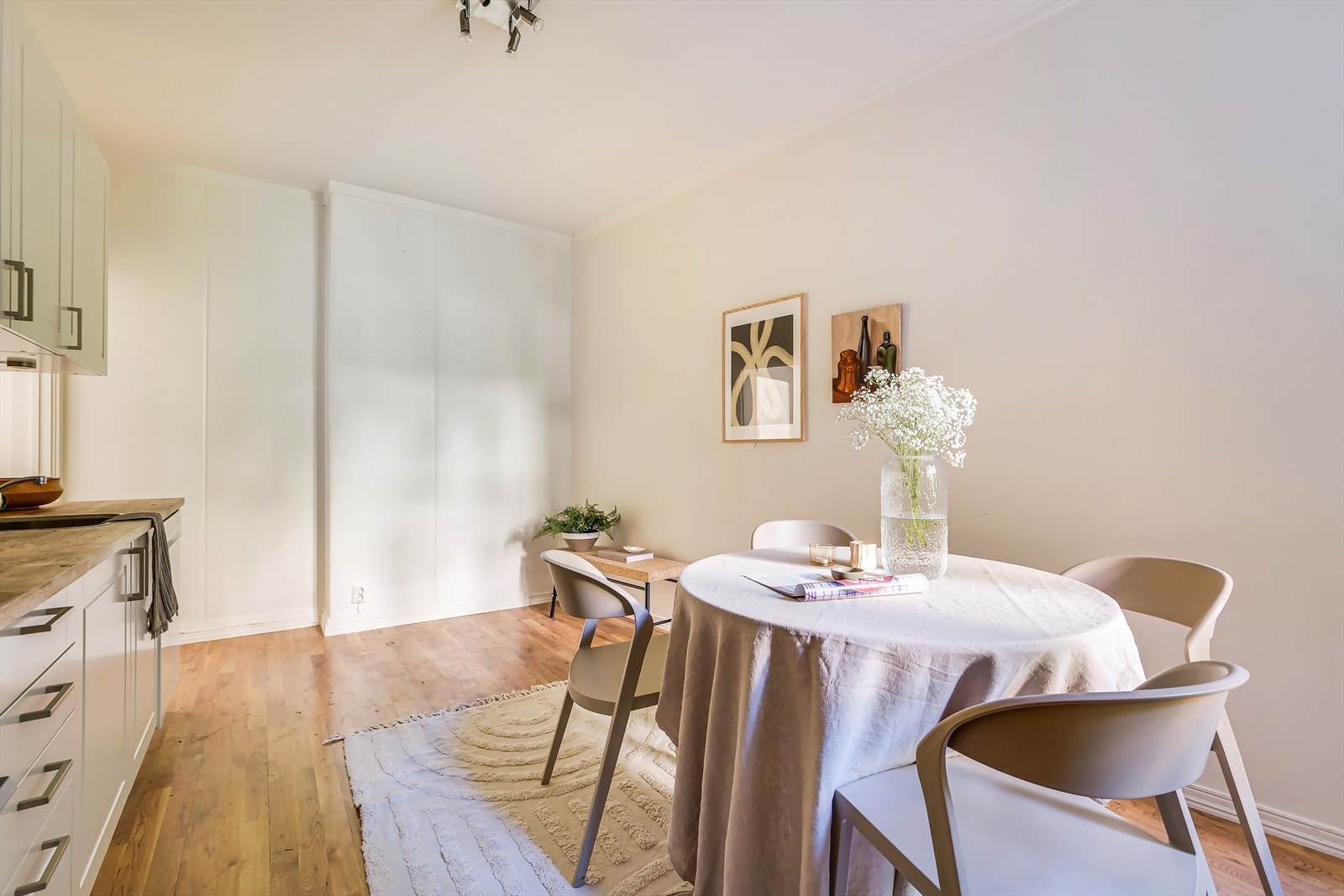 God plass til spisebord, perfekt for å samle venner og familie til et hyggelig måltid! Galleribilde