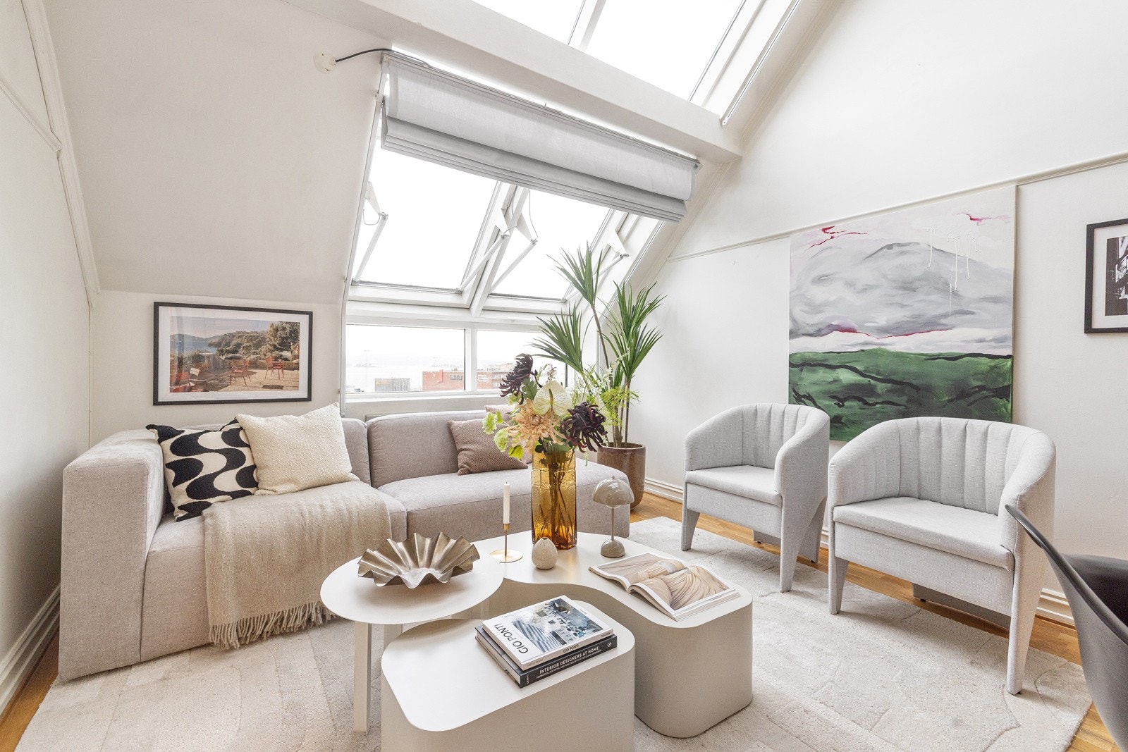 Stuen har god plass til stor sofagruppe med tilhørende møblement. Galleribilde