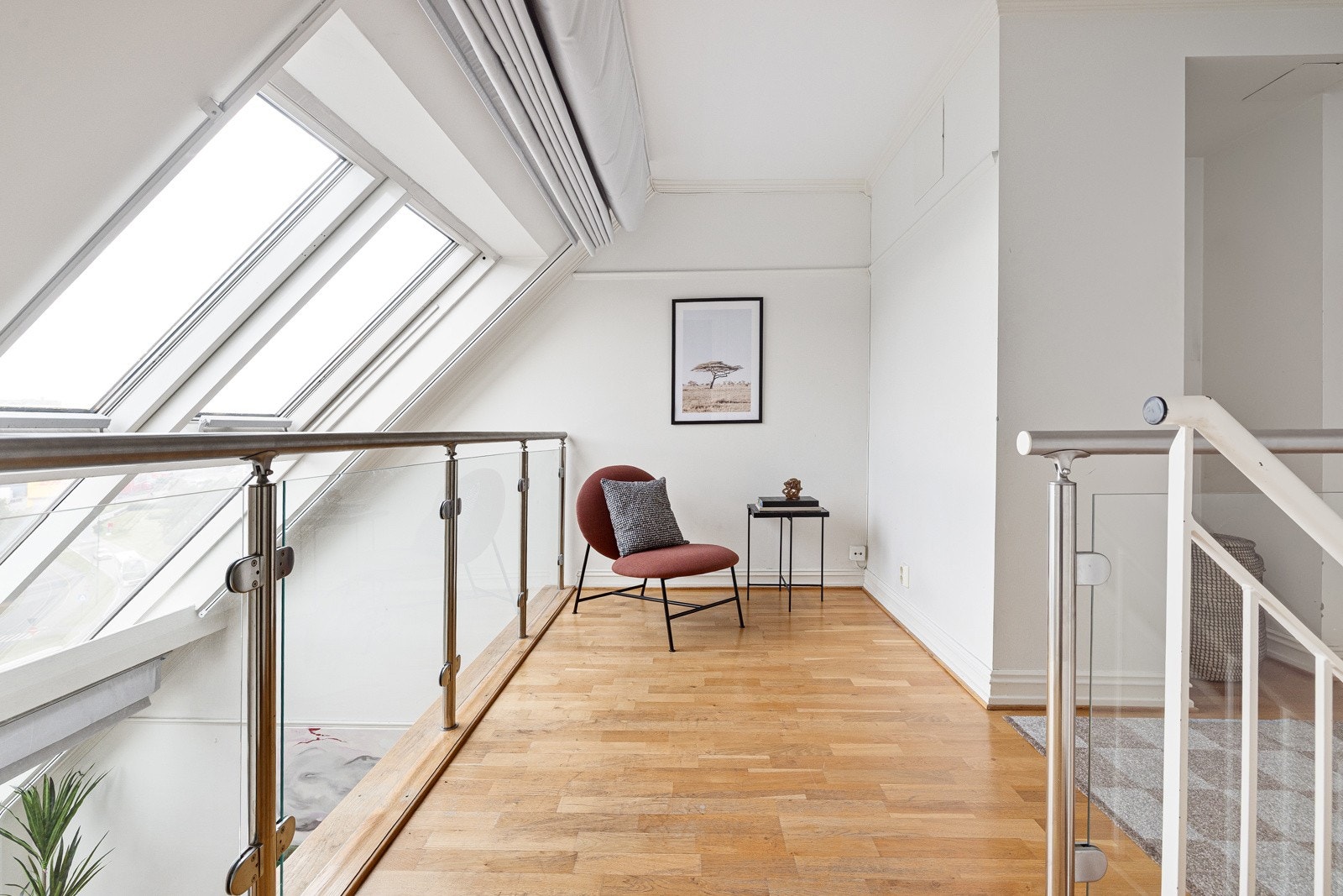 Hyggelig hems med plass til liten sittegruppe. Galleribilde