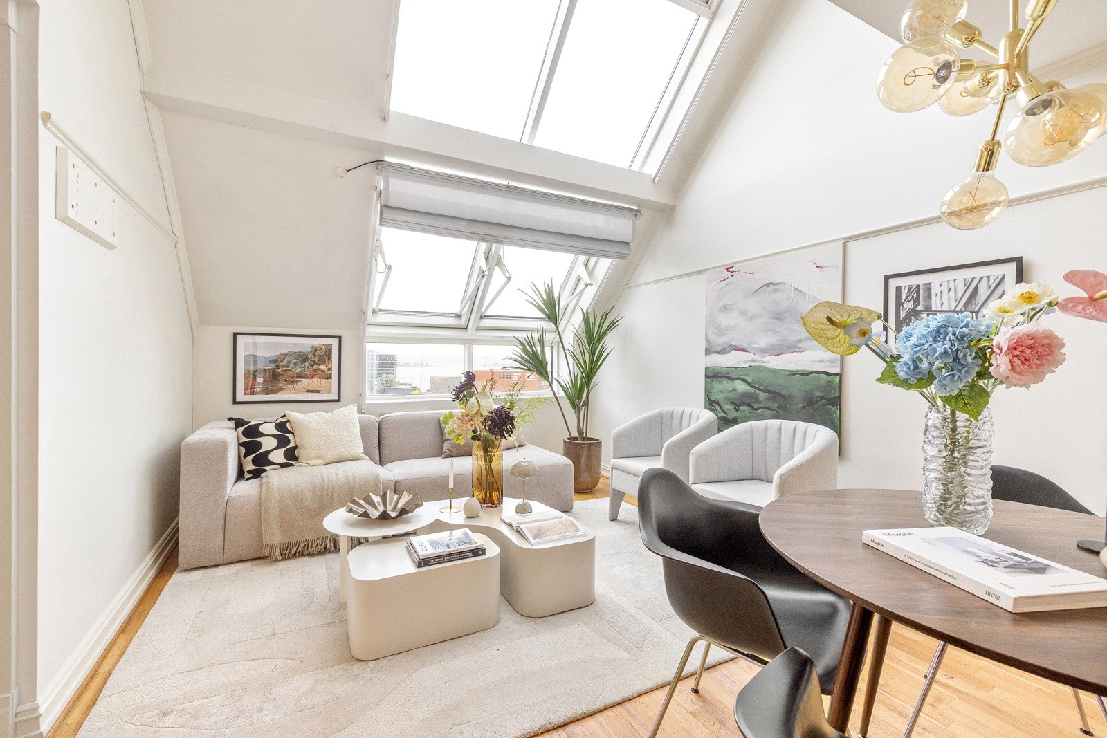 Den sjenerøs takhøyden på 4,34 meter på det høyeste gir en meget god romfølelse. Galleribilde