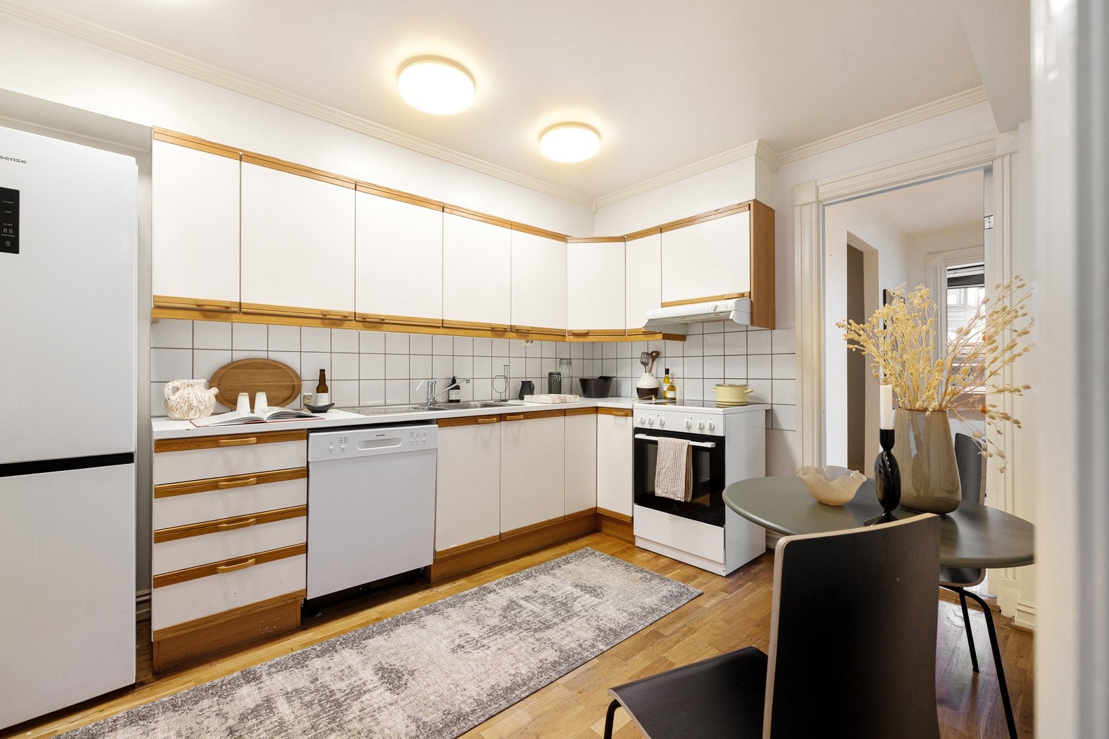 Innredning med mekanisk avtrekksvifte over stekesonen og opplegg for oppvaskmaskin, komfyr og kjøl/fryseskap. Galleribilde