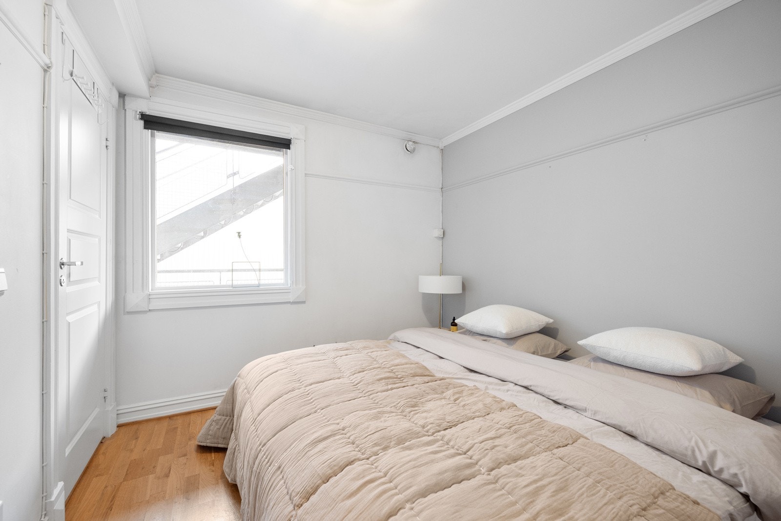 Selger forplikter seg til å skifte ut vinduet før overtakelse, slik at det kan åpnes. (Utforming vil avvike fra dagens vindu.) Galleribilde