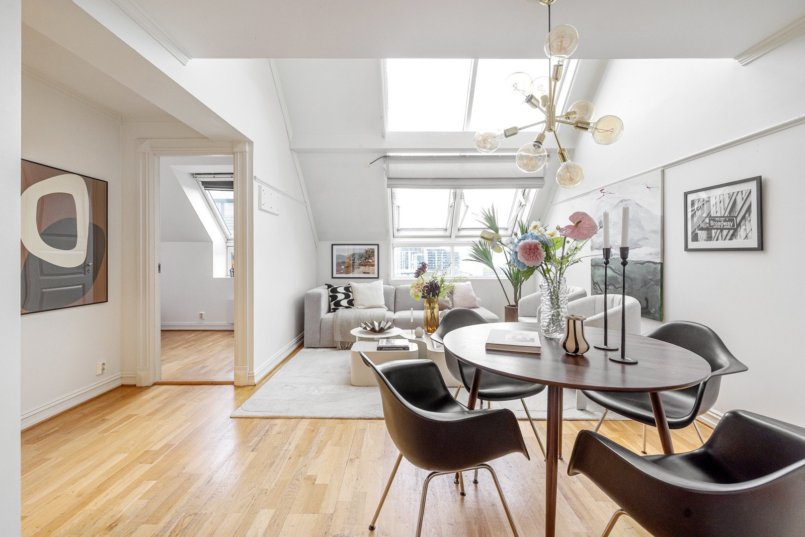 Vi har gleden av å presentere en lys og særegen toppleilighet over to plan med attraktiv beliggenhet på Vika, kun et steinkast fra Tjuvholmen og Aker Brygge. Galleribilde