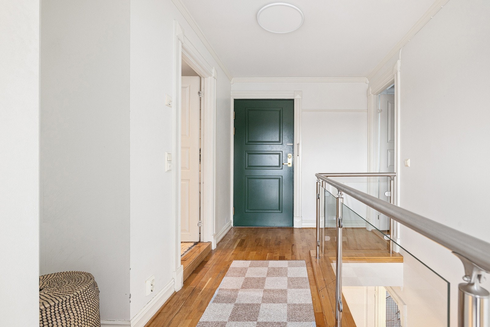 Leiligheten har praktisk adkomst fra begge etasjene. Galleribilde