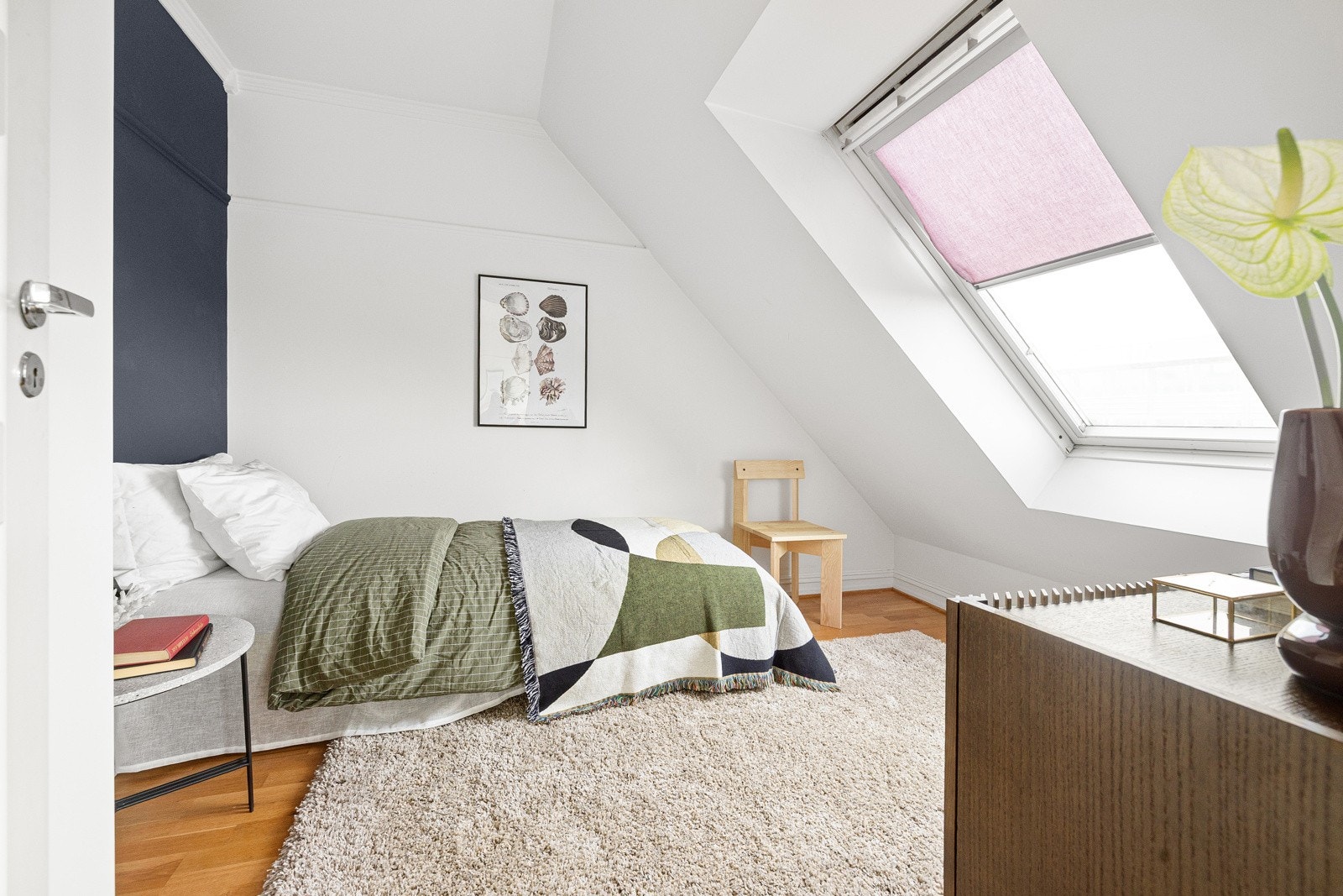 Soverom II er også av god størrelse med plass til seng, nattbord og garderobeskap. Galleribilde