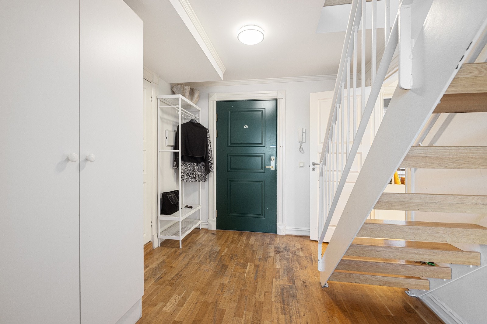 Alle garderobeskap følger med kjøpet. Galleribilde