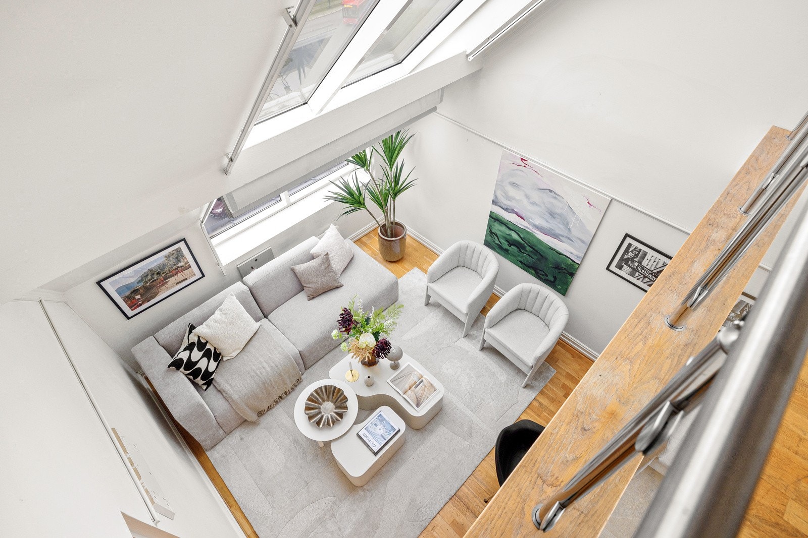 Innbydende stue med med store takvinduer som slipper inn rikelig med naturlig lys. Galleribilde