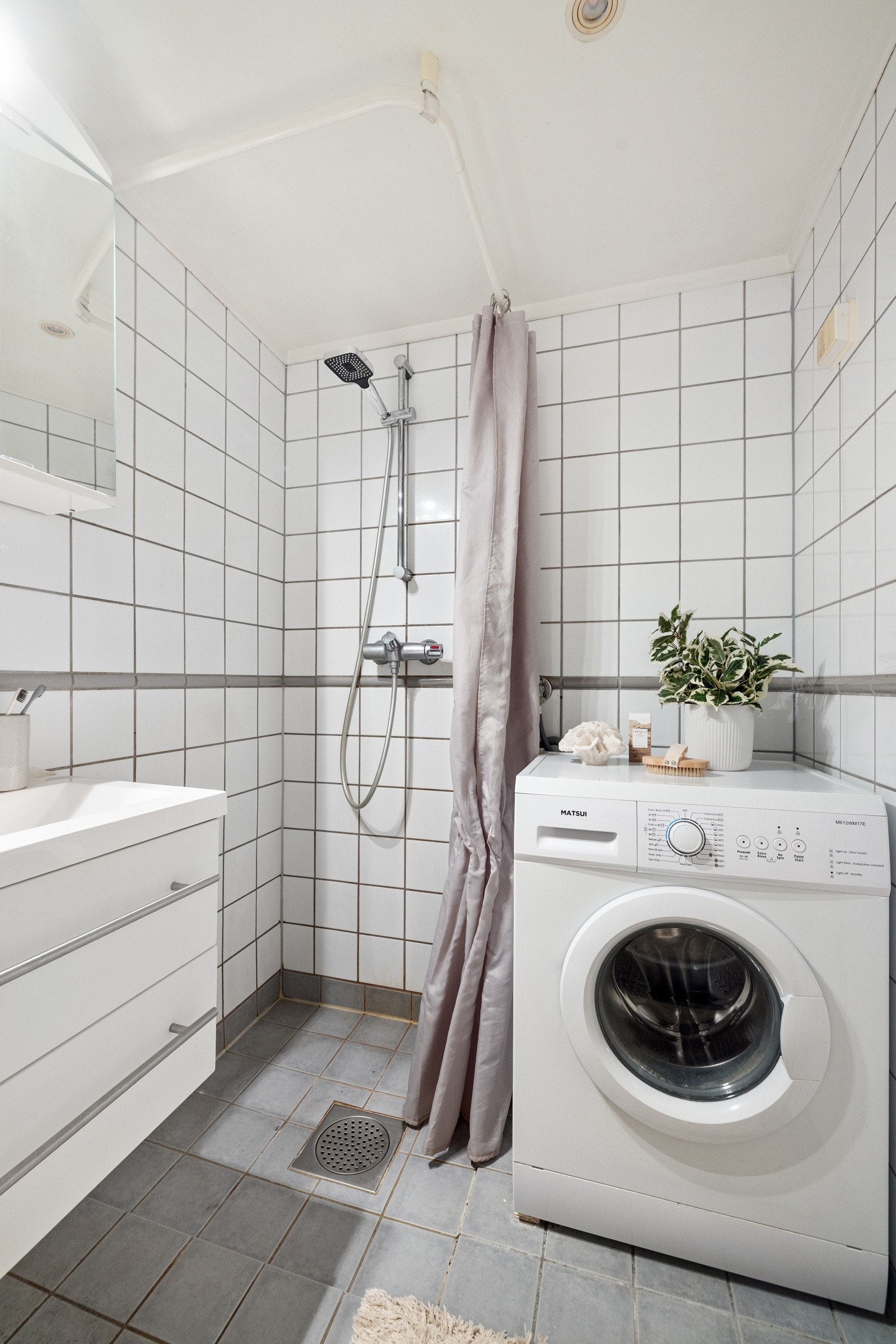 Badet er utstyr med gulvvarme, mekanisk avtrekk, opplegg for vaskemaskin, toalett og dusjhjørne med ettgreps dusjbatteri i rustfritt stål fra Oras. Galleribilde