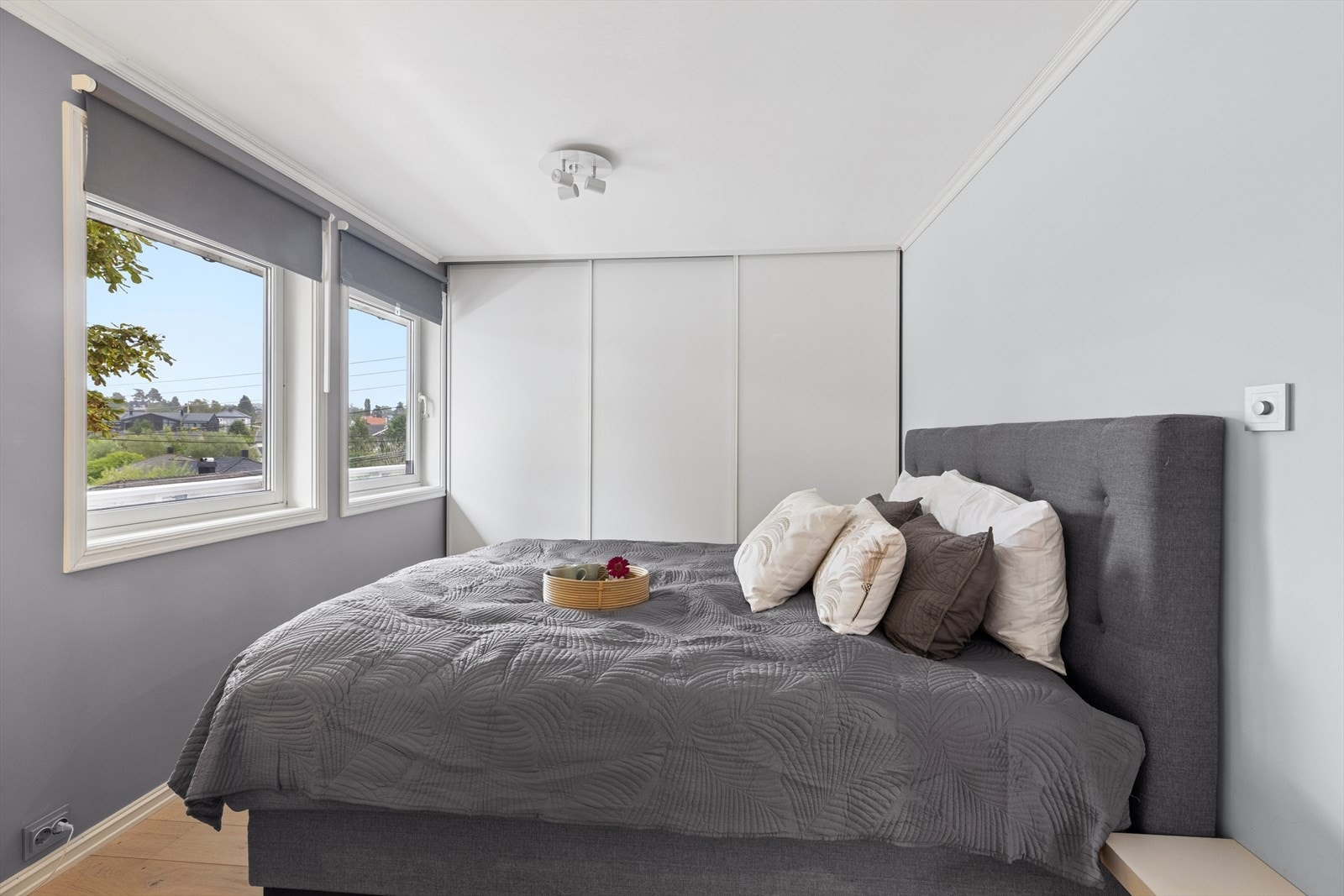 Boligens første etasje har ett soverom av god størrelse, og med praktisk skyvedørsgarderobe. Galleribilde