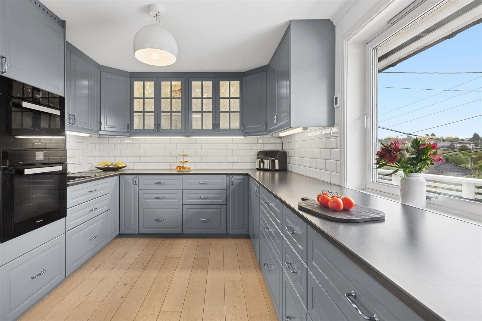 Kjøkkenet er innredet med IKEA-kjøkken i malt, profilert utførelse som gir et klassisk og tidløst uttrykk. Meget god lagrings- og benkeplass. Galleribilde