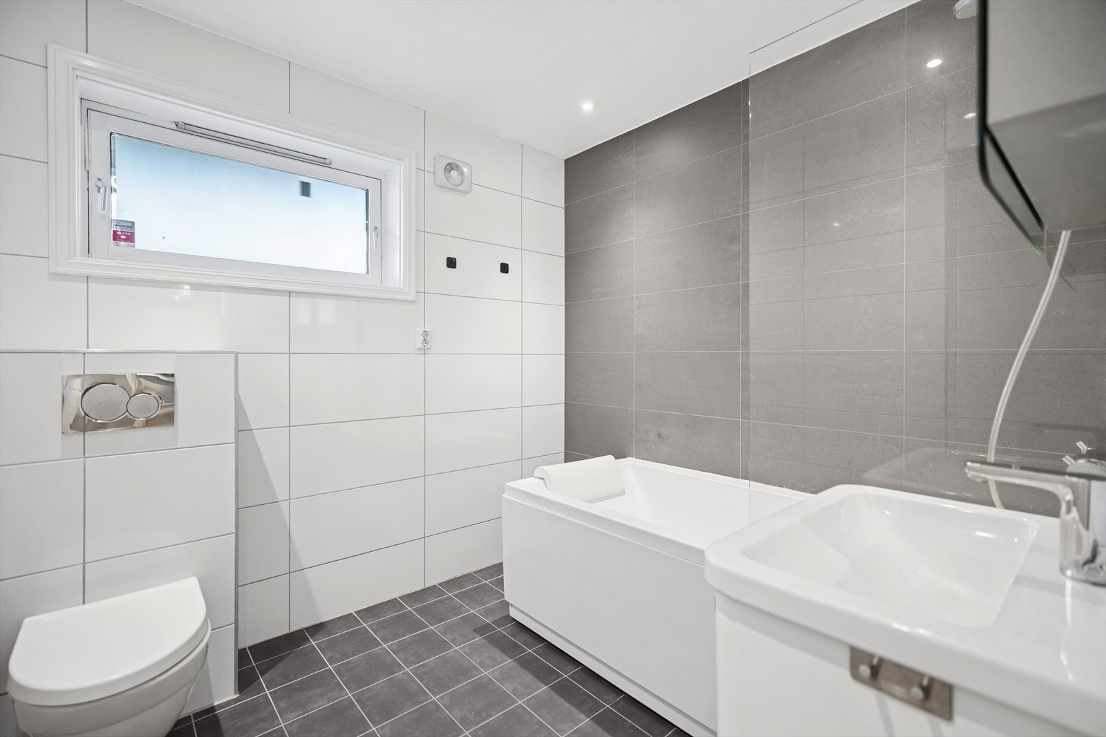 Badet i kjelleren ble rehabilitert i 2014/2015 og fremstår som moderne og funksjonelt. Galleribilde
