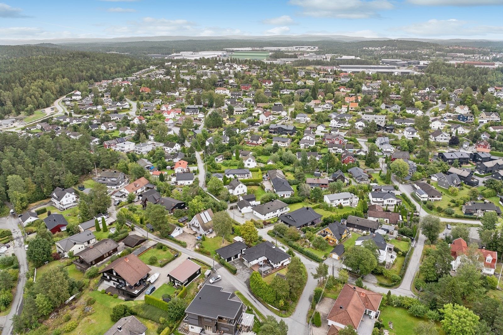 Området har gode turmuligheter. Her finnes det lysløype, stier og grøntområder som passer for både korte og lengre turer. Galleribilde