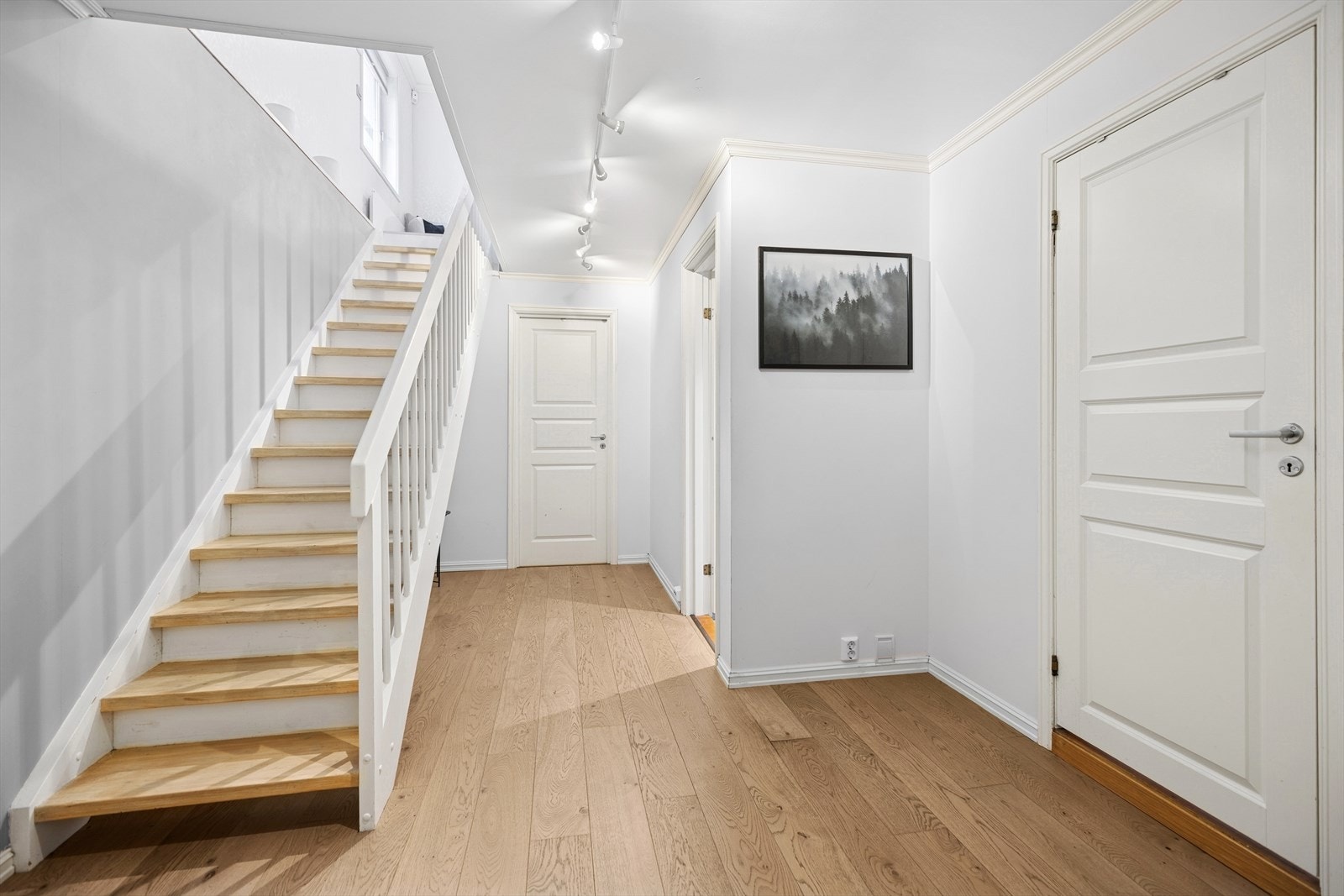 Underetasjen har en åpen og luftig gang. Galleribilde