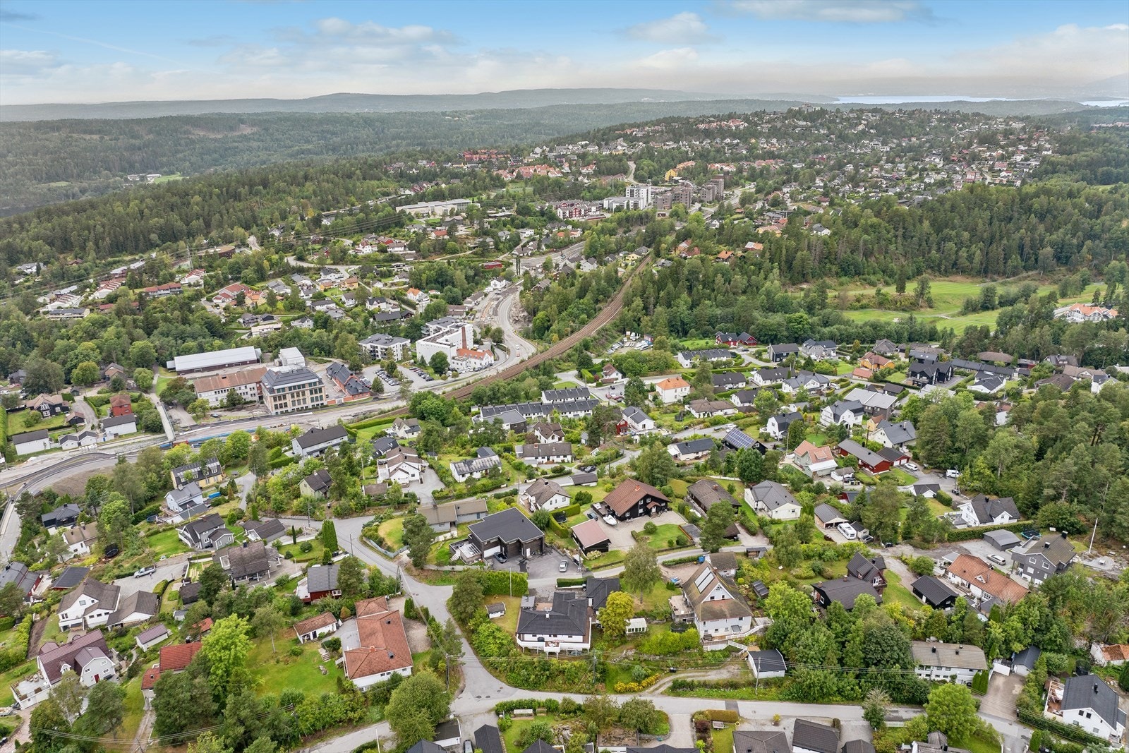Beliggenheten gir enkel tilgang til både kollektivtransport, dagligvarebutikker, skoler og fritidstilbud. Galleribilde