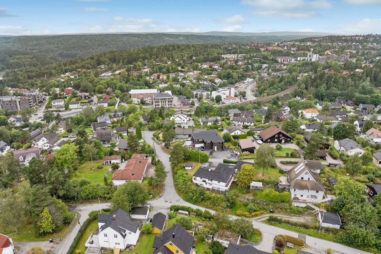 Dovreveien 2 ligger i et veletablert og populært boligområde på Sætreskogen med kort vei til både natur og sentrale fasiliteter. Galleribilde