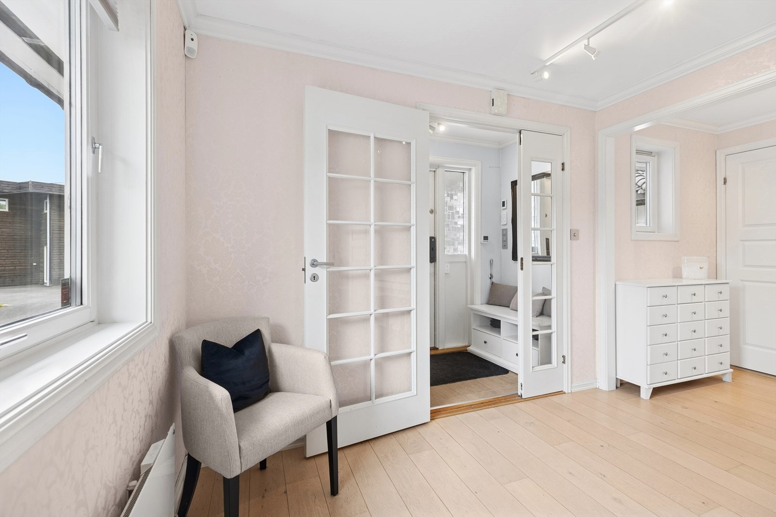 Du møtes av en lys og åpen hall. Galleribilde
