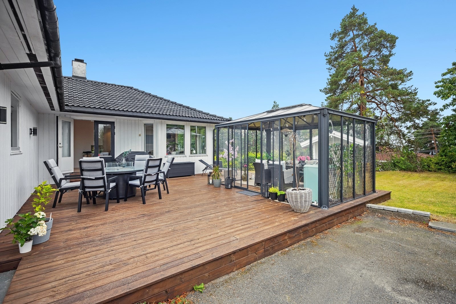 På terrassen er det også en koselig "Kosebu" med strøm og varme, ideell for hyggelige stunder året rundt. Galleribilde