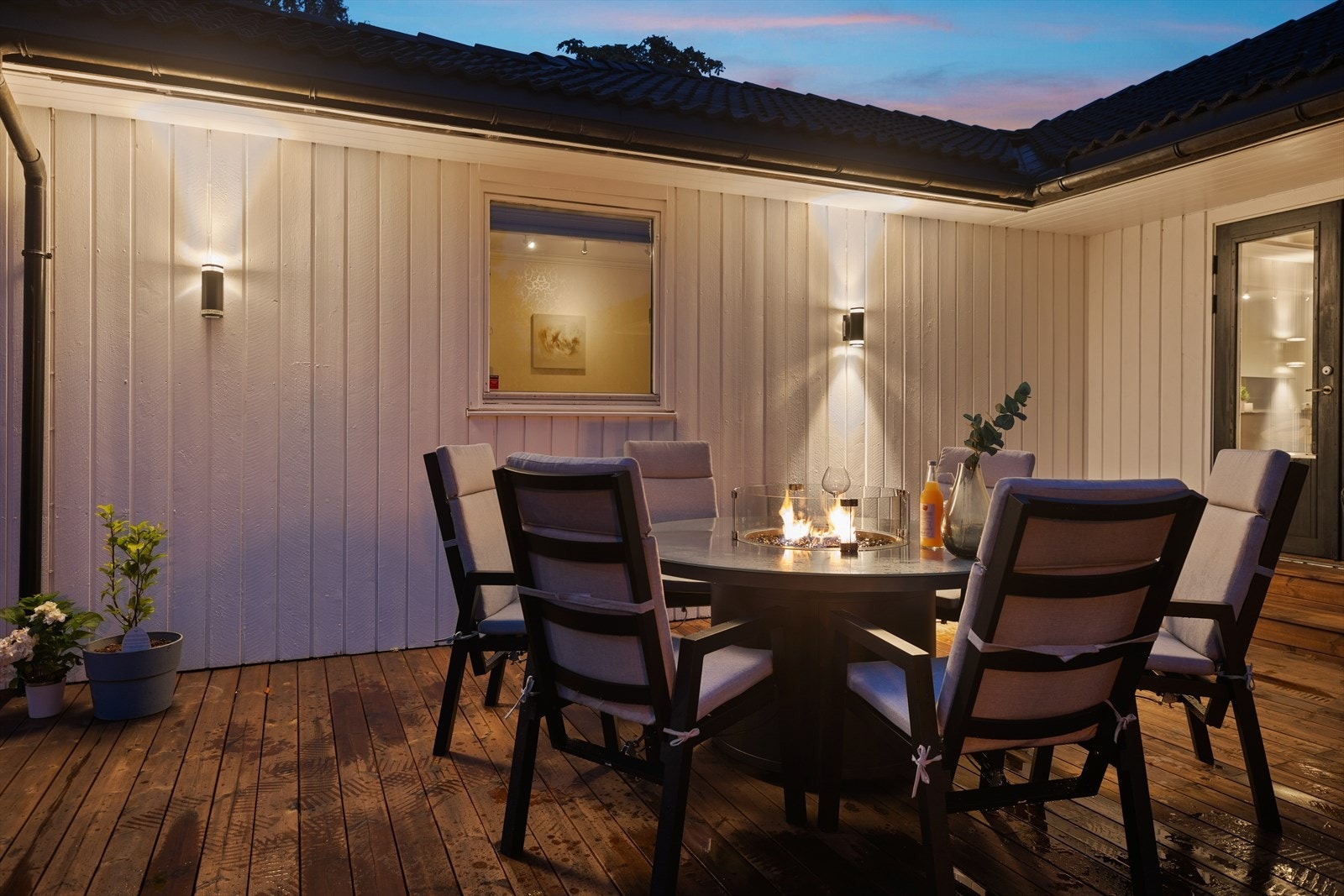 Terrassen er både romslig og stemningsfull, med god plass til flere sittegrupper og variert uteinnredning. Herlig "Tenderflame" som samlingspunkt. Galleribilde
