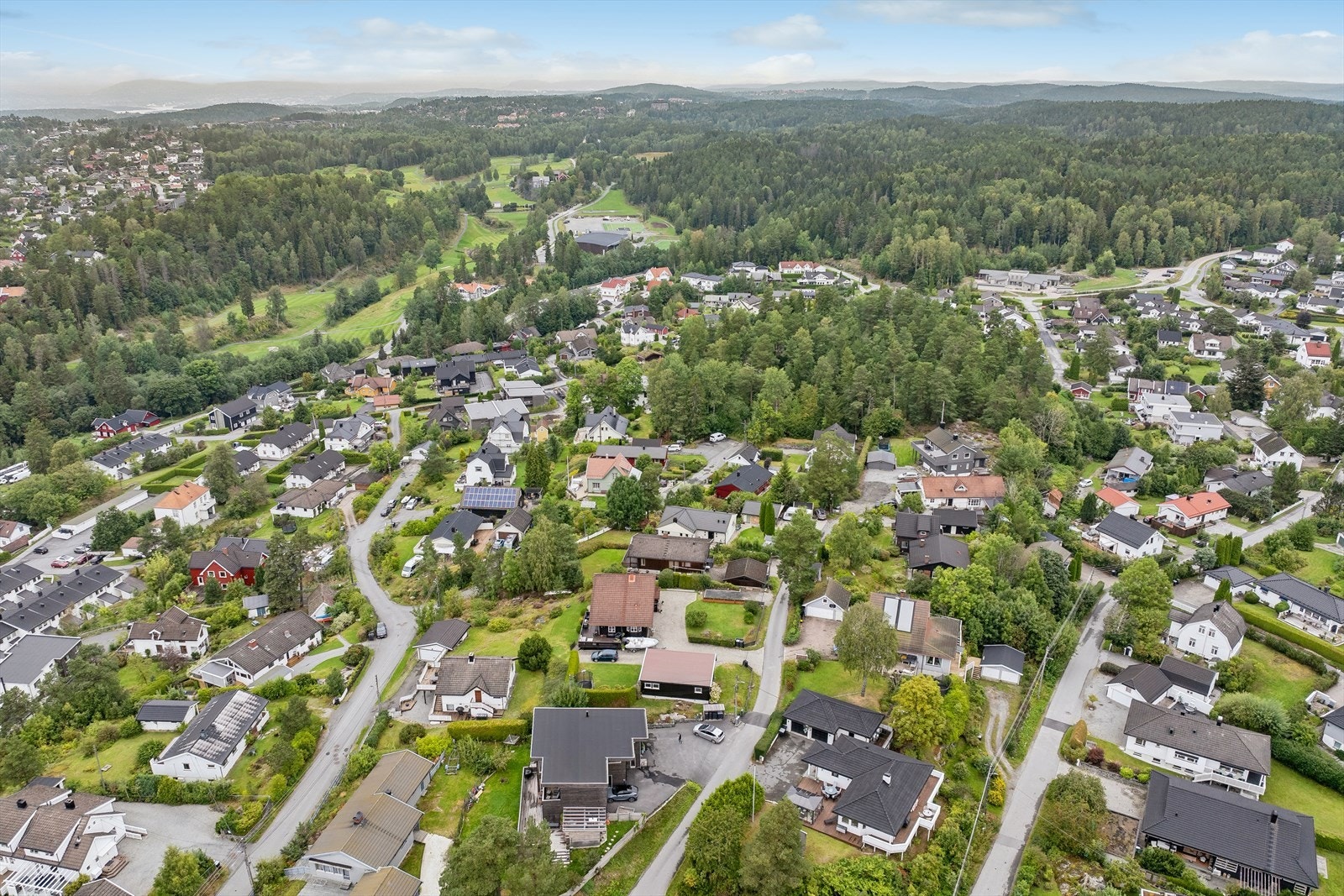 I nærområdet har du en flott 18-hulls golfbane som blir et vinterlek- og skiområde om vinteren. Flerbrukshall, kunstgressbane og Tuftepark kun få minutter fra boligen. Galleribilde