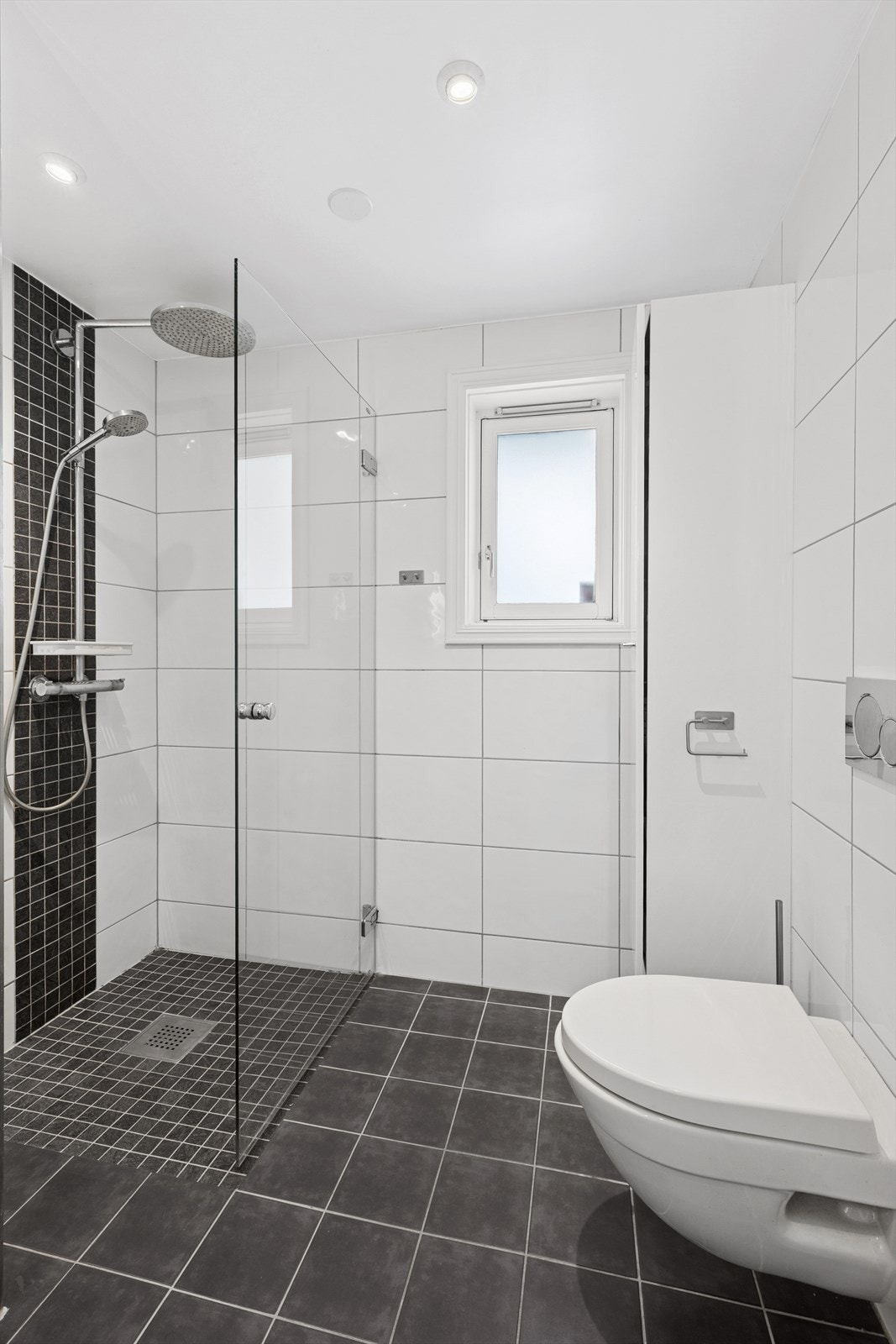 Badet fremstår moderne og funksjonelt etter oppussing i 2014/2015. Galleribilde