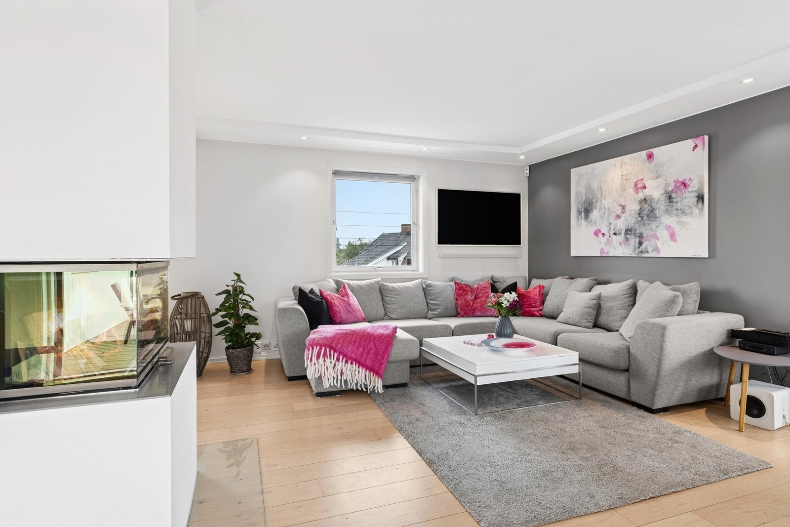 Stuen er lys og luftig, med store vindusflater som slipper inn rikelig med naturlig lys og gir en behagelig atmosfære. Galleribilde